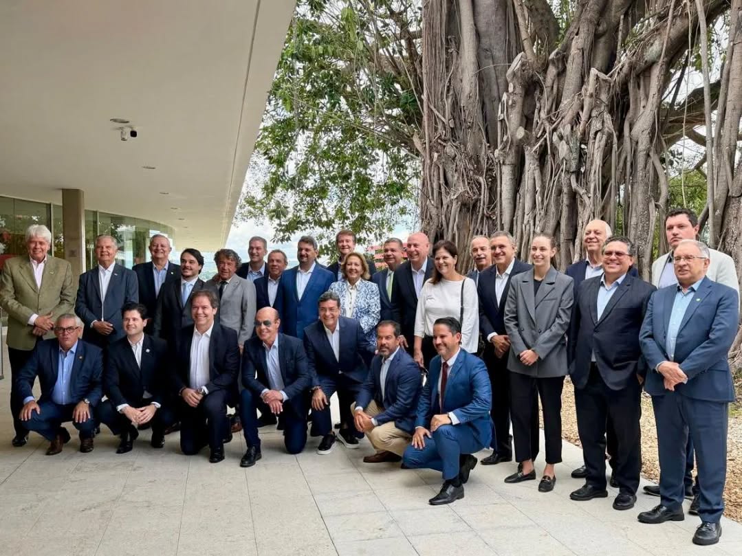 Luiz Antônio Rosa, presidente do Sinduscon Anápolis, esteve presente nesta quarta-feira, 11 de março, na reunião do Conselho de Administração da CBIC – Câmara Brasileira da Indústria da Construção.
O Conselho de Administração da CBIC se reuniu em Brasília para discutir temas estratégicos para o setor da construção e alinhar as principais agendas institucionais da entidade para os próximos meses. Durante a reunião, foi debatida a proposta do fim da escala 6×1, que pode impactar diretamente o setor da construção.
A programação contou ainda com uma análise do cenário político e a mobilização para o ENIC 2026.