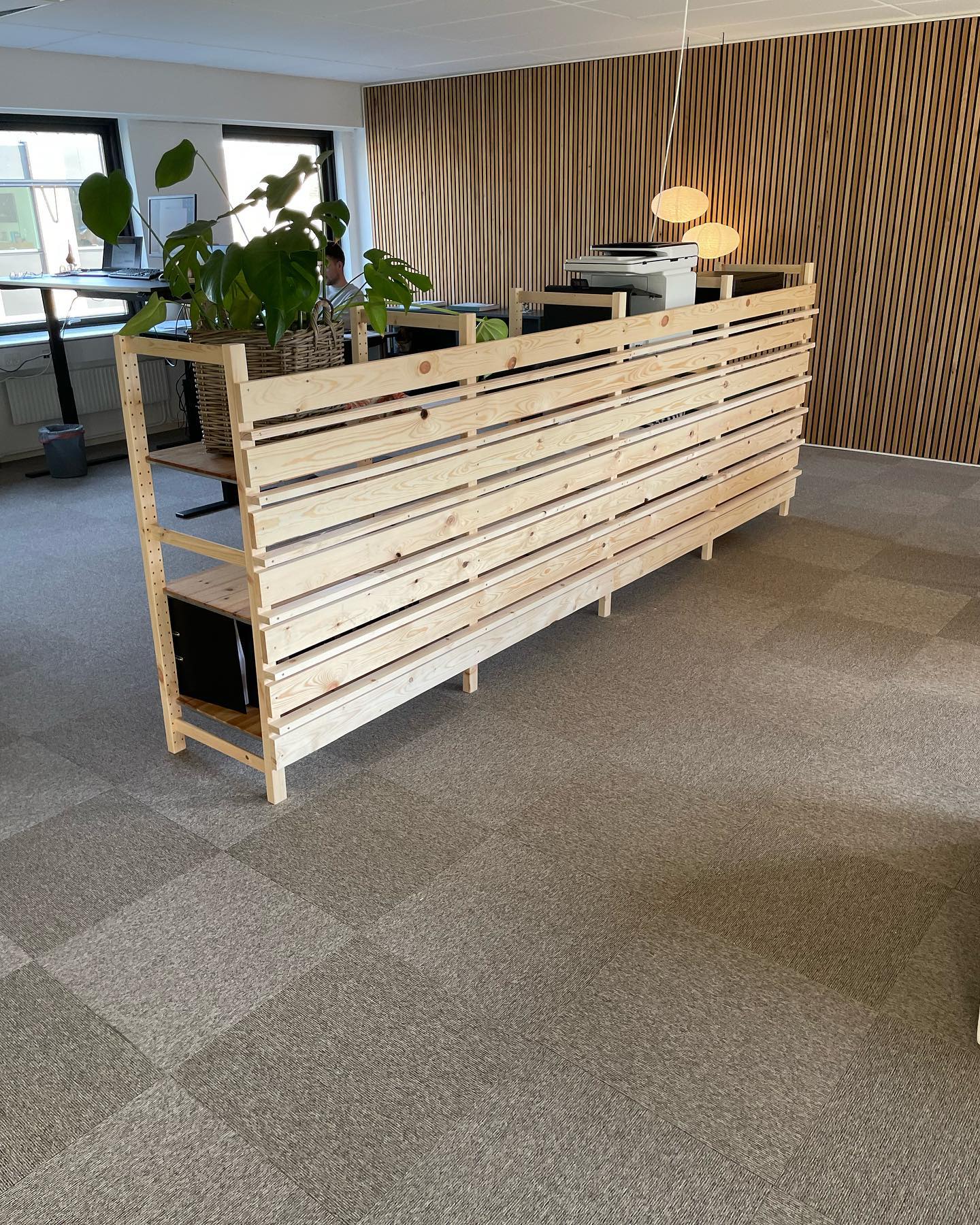 Før og efter billede af vores #DIY @ikea reol. Vi er selv ret tilfredse med den, primært fordi det kun kostede 300kr at beklæde den.
#danskeboligarkitekter #softminimalism #architecturephotography #architecture #arch
#interior #nybyggeri #transformation #architecturelovers #architecturehunter #kitchen #bespoke #home #homedecor #handcrafted #danisharchitecture
#design #homeinspiration #kithceninspiration #kitchen #homestyling #kitchendesign