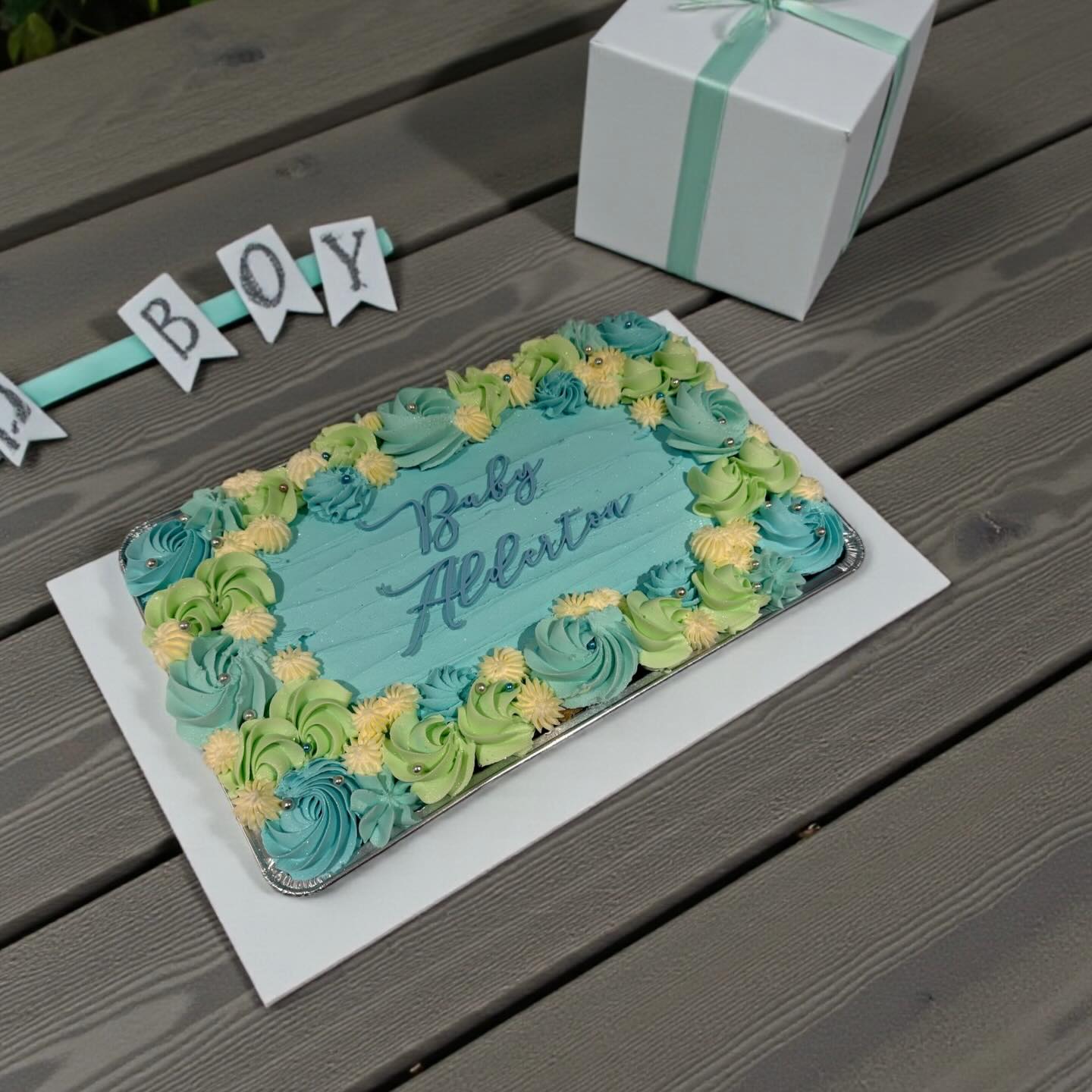 Traybakes..... Don't need a big cake, or just need an affordable option then these are your ideal cake, available in any colour scheme and available in vanilla or chocolate
They come with a standard topper or number, or if a personalised topper is required they are a little extra
Available to order online
#traybake #partycake #smallercakeideas #nextdayorders
Topper @thecustomcraftingco