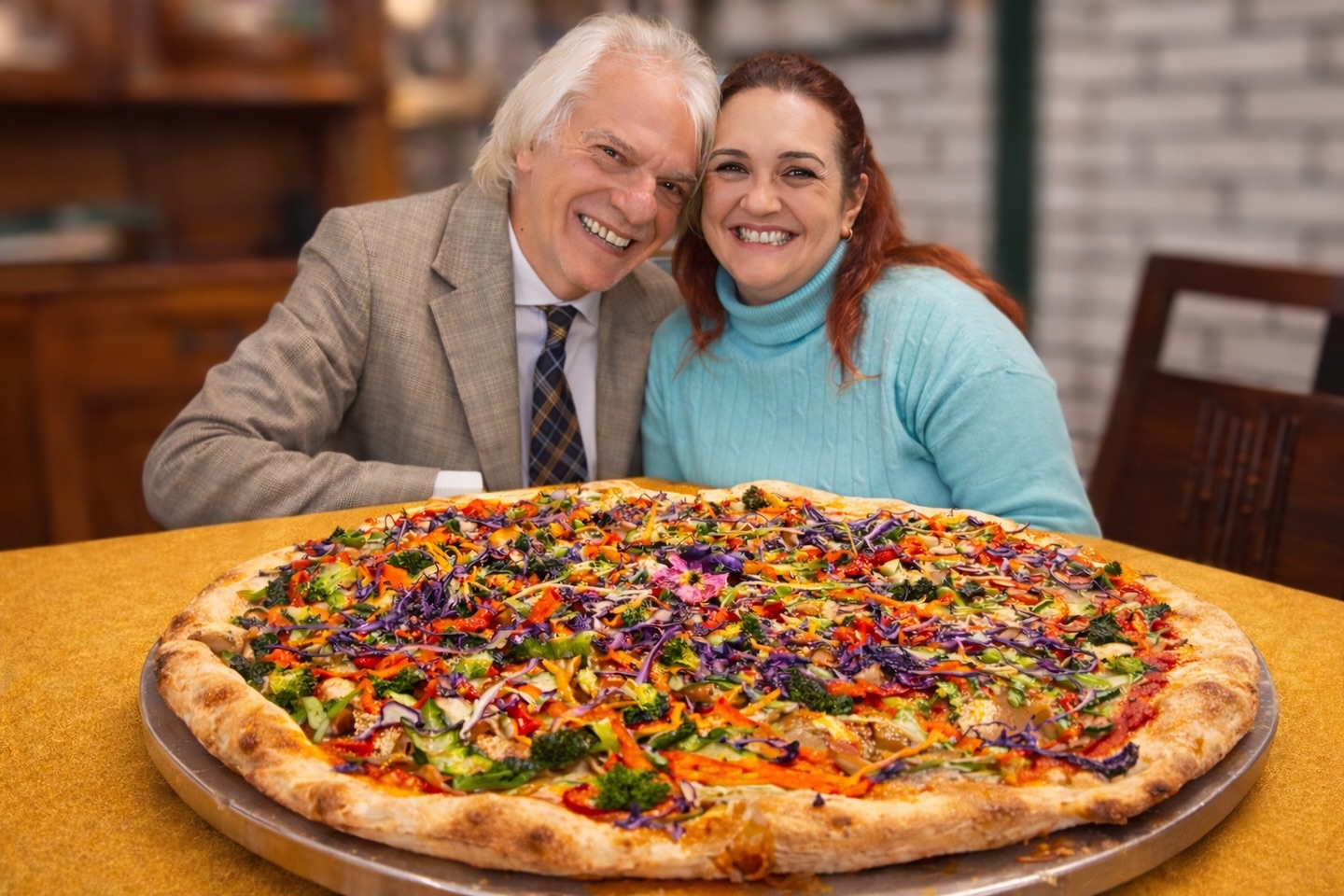 🍕 La Ruota di Evandro – Pizzeria a Martinsicuro dove la pizza diventa esperienza
Se cerchi una pizzeria a Martinsicuro dove la pizza è fatta con passione artigianale, La Ruota di Evandro è il luogo giusto.
Qui il maestro pizzaiolo Evandro Taddei prepara ogni pizza con impasto leggero, lunga maturazione e ingredienti selezionati.
Tra le specialità più amate c’è La Ruota, una grande pizza pensata per essere condivisa, disponibile anche in versione vegana, ricca di verdure fresche e colori naturali.
Alla Pizzeria La Ruota di Evandro a Martinsicuro ogni pizza nasce da tradizione, esperienza e amore per il mestiere. Un posto dove amici, famiglie e coppie si ritrovano per vivere un momento semplice ma speciale davanti a una vera pizza artigianale.
📍 Via Aldo Moro 97 – Martinsicuro
#PizzeriaMartinsicuro #LaRuotaDiEvandro #EvandroTaddei #PizzaArtigianale #PizzaVegana