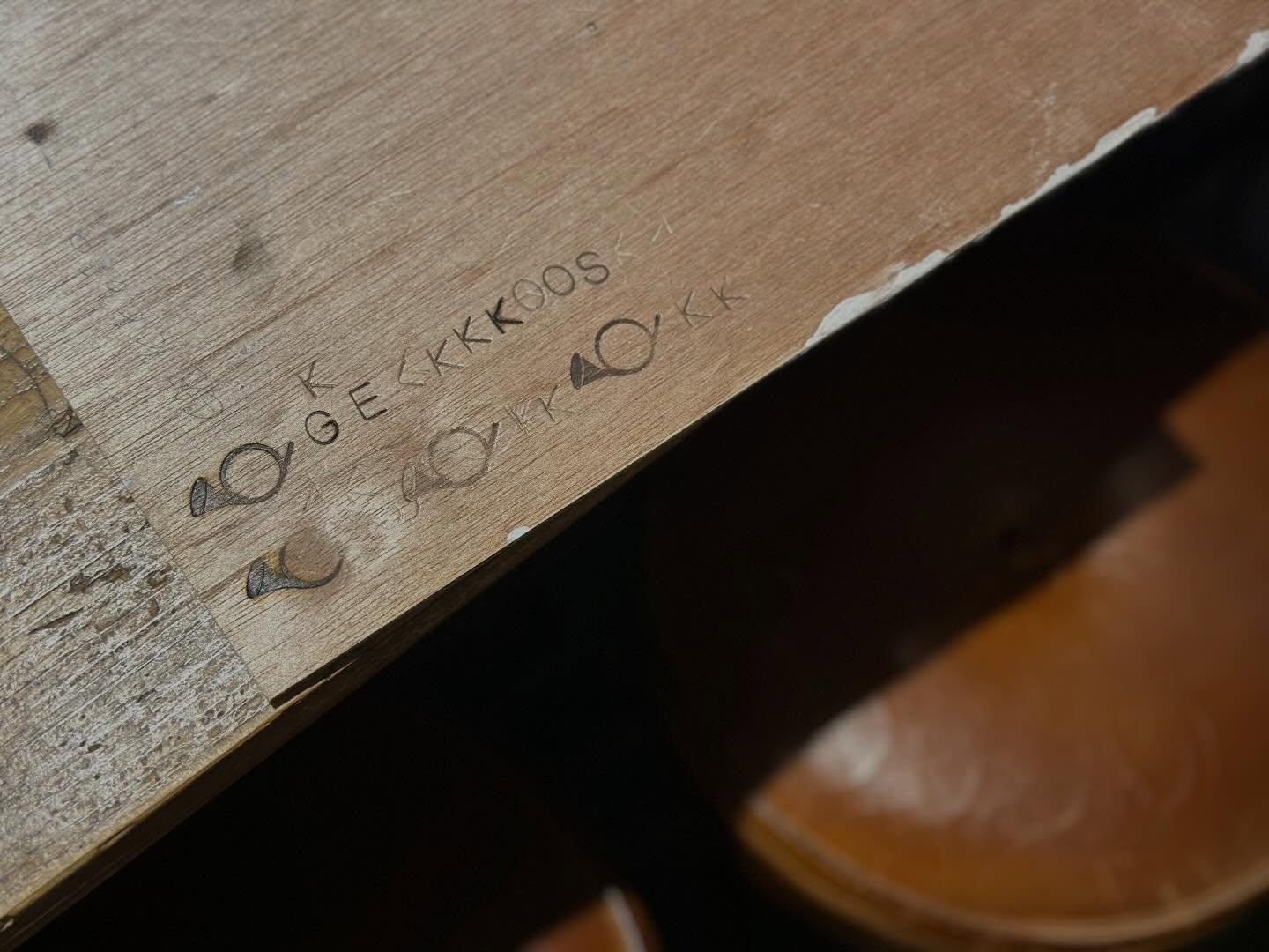 
📯月光荘ファルべ📯
埼玉県入間郡三芳町竹間沢324-6
金・土・日 11:00-17:00
※L.O.16:30
※営業日の変更はInstagramにてお知らせします
※最寄駅:東武東上線みずほ台駅
※近くに有料駐車場もございます
※キャッシュレス決済のみ
ーーーーーーーーーーー
〜月光荘ファルベ 生演奏の夕べ🎻〜
▪日付:2026年3月1日(日)21日(土)29日(日)
▪時間:①15:00〜②16:00〜
▪参加費:ワンドリンクオーダー
紅茶とスコーンを頬張りながら贅沢な生演奏BGMが月光荘ファルベで奏でられます。
毎回変わる演奏家たちへ、美しい音色に感謝を込めて、お帰りの際お渡しする封筒にチップをそっと入れていただければ全額演奏家へ渡ります。絵の具工場で過ごす、優雅な午後を。
📯月光荘ファルベで生演奏をしてくださる音楽家の方を随時募集しております。HPをご確認のうえ、ご興味ございましたらぜひご連絡くださいませ。
〜レディースバレエ•ストレッチクラス〜
▪日付:2026年3月22日(日)、28日(土)
▪時間:13:00-14:00
▪参加費:¥1500
▪HPから事前申し込みの上ご参加ください
〜マイカラー・ラボ〜
🌈From 3 basic colors
▪️ファルべの営業日はいつでもご参加できます。
▪️参加費:2,200円(税込)
※予約不要!混雑時はお待ちいただく場合がございます。
月光荘の絵の具工場で実際に使用している顔料とバインダーを使って、参加者自らの手で水彩絵の具を練り上げます。調色表をヒントに、思いのままに顔料を配合して完成したオリジナルカラーには、あなた自身が名付け親となって世界に二つとない色名をつけていただきます。
🌈From 9 colors with a frame
※予約必須
▪️日時: 3/13,14,20,21,27,28
▪時間:13:00-14:30(90分)
▪HPから事前申し込みの上ご参加ください
基本の三原色を含む全9色の顔料から、オリジナルの水彩絵の具を2色制作します。完成した絵の具をプレス技法で色を重ね合わせながら、世界にひとつ、あなた色でつくるアートワークを仕上げます。
〜おえかき缶バッジ💎〜
◾️ファルべの営業日はいつでもご参加できます。
▪️場所:月光荘ファルべ/喫茶スペース
▪️参加費:1,100円(税込)
※予約不要!混雑時はお待ちいただく場合がございます。
たくさんの画材とあなたのアイディアで、描いた作品がいつも身につけられる缶バッジに。
マイカラーラボでお作りいただいた水彩絵の具を使うのもおすすめです!
〜🍿フライデーシアター〜
◾️毎週金曜日
▪️場所:月光荘ファルべ/喫茶スペース
▪️¥ワンドリンクオーダー
毎週金曜日、ファルベは「街の映画館」に変わります。パブリックドメインの懐かしの名画からアニメ映画まで、多彩な上映作品をご用意。月光荘ファルベならではの音にこだわった豊かな音響空間で、映画とおしゃべりを肴に、特別な週末の幕開けをどうぞ。
ーーーーーーー