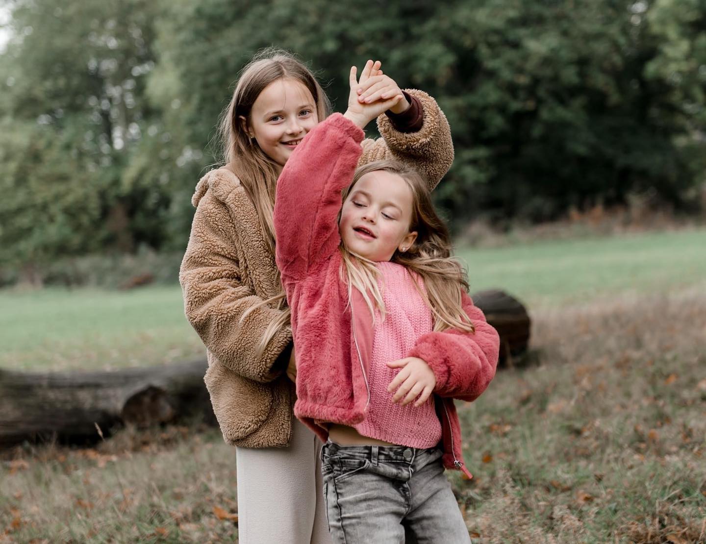 T I L L Y & S U M M E R...
had another shoot with me last weekend! The energy and charisma of these girls at such a young age is so lovely to capture, they both have me in stitches every time I shoot with them
😂📸🍂