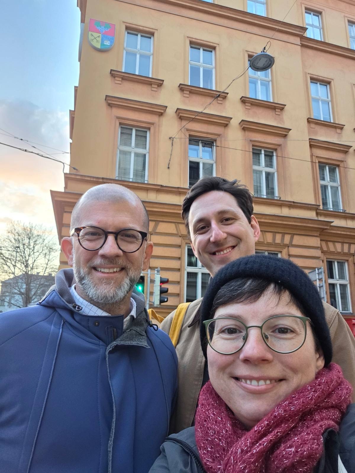 Heute wieder Tür zu Tür in Hernals unterwegs.
Wir fragen die Leute, was sie sich für ihren Bezirk wünschen — und die Antworten sind erstaunlich einheitlich:
🌳 mehr Bäume
