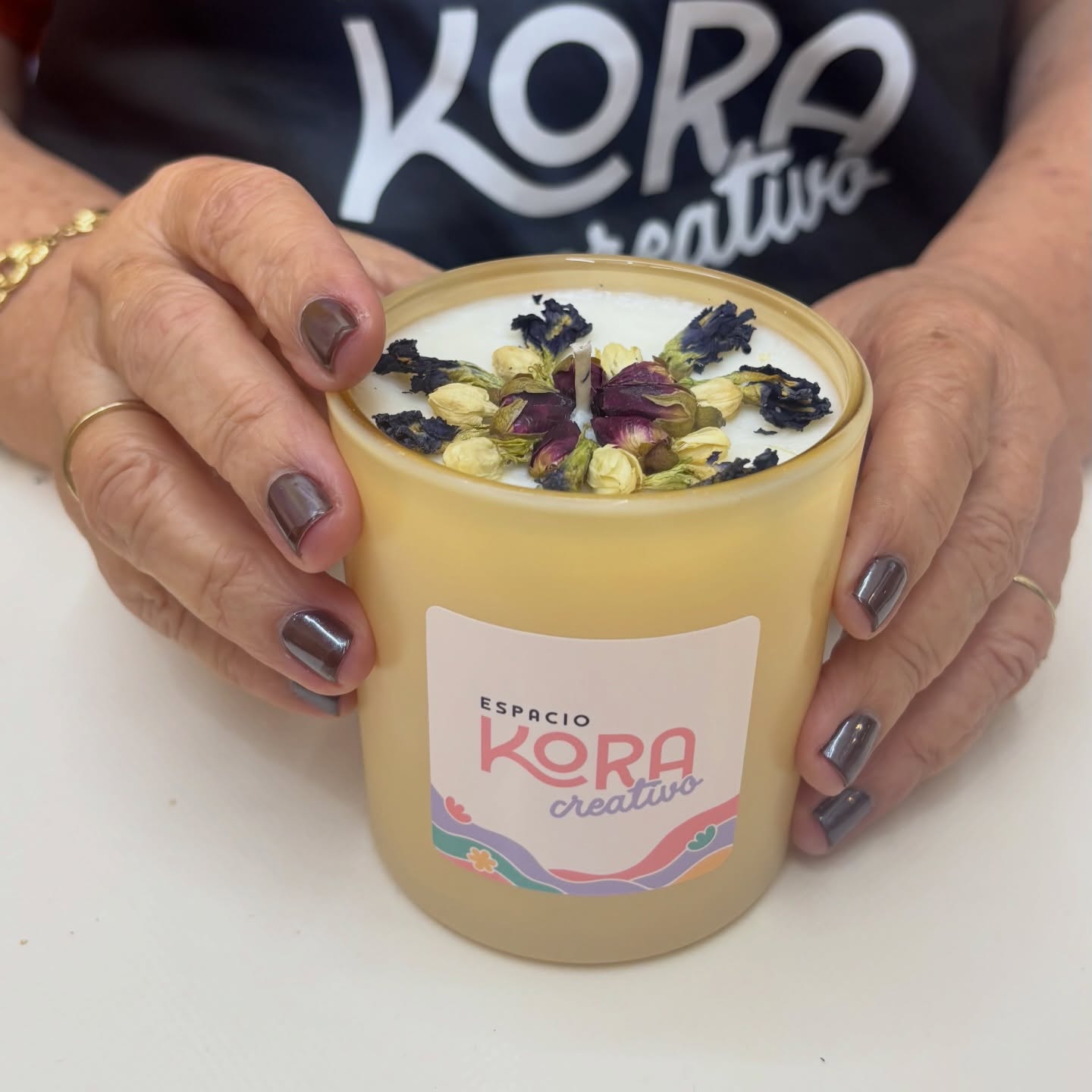 Aprovecha los miércoles de Marzo para venir a @kora.espaciocreativo a hacer velas para florecer 🌹
¿Qué incluye tu experiencia? ✨
1. Elegir tu frasco
2. Cera 100% soya para tu vela
3. Aromas a eligir para crear tu combinación
4. Decoración natural
5. Guía de la velera fav: Nat
Precio especial solo los miércoles de marzo:
2 personas x $700 (cada quien hace su vela 🕯️)
Mándanos DM o WhatsApp para reservar 🕯️
Pd: puedes venir los demás días de la semana con precio normal de 1 persona x $400
#citascreativas #planescreativos #velasaromaticas #quehacerenveracruz