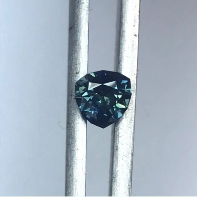 Saphir d’Auvergne (France 🇫🇷). Taille troïdia 0,53ct dimensions : 4,7 x 4,56mm H : 2,97. Taille de précision. Naturel, non chauffé, non traité.
Lien vers la boutique dans la bio ⬆️
French sapphire 🇫🇷 from Auvergne. Troïdia 0,53ct . Dimensions : 4,7 x 4,56mm H: 2,97mm. Precision cut. Natural, unheated, untreated.
#saphir #saphirdefrance #saphirdauvergne #frenchsapphire #finegems #exceptionalgemstones #teal #tealsapphire #bluesapphire #naturalgemstone #ethicalgemstone #ethicallymined #naturalsapphire #unheatedsapphire #saphirnaturel #pierresethiques #joaillerieethique
#sapphire #gemme #cuttinggemstones #precisioncut #ethicaljewelry #highjewelry #jewelrydesign #statementjewelry #hautejoaillerie #minetomarket #jewelrydesigner #jewelryblogger #gemstonetraceability