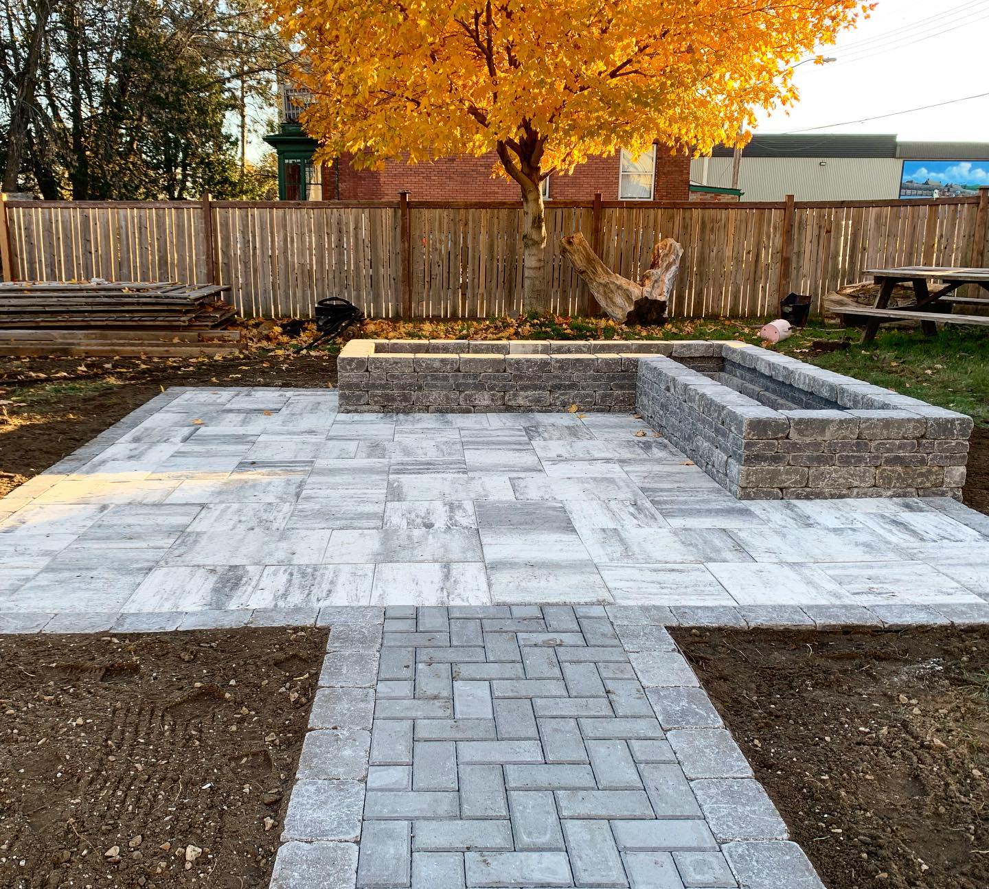 One of the last interlock projects for this season, but it turned out pretty sharp! The greenery will have to wait tell spring. #nordicpaverwalkways#romanpaverborder#lexingtonslabpatio#quarrystoneplanter#fallcolours#backyardpatio#curbappealmatters @browns1907 @barkmanconcrete