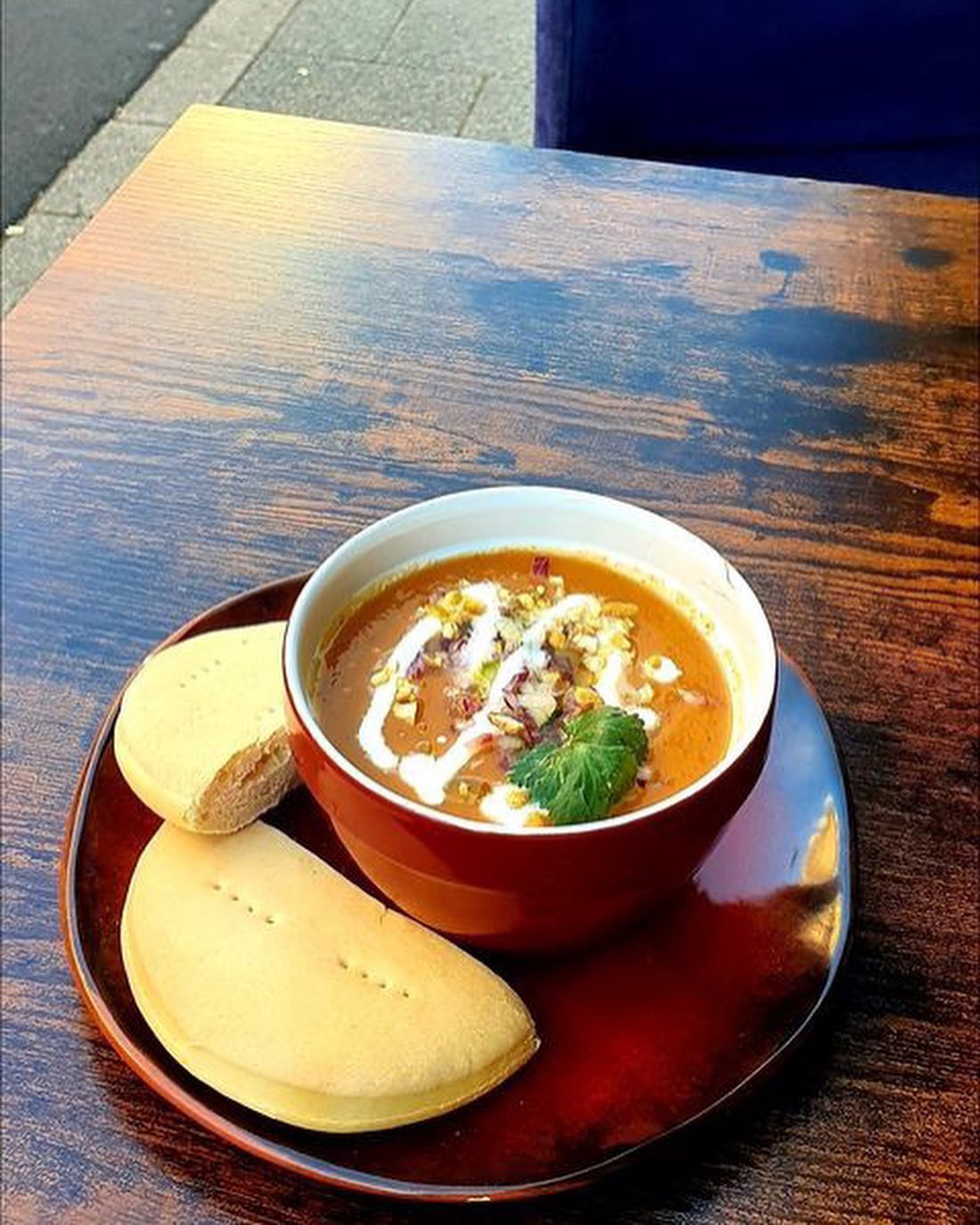 Cold gazpacho everyday! (& 🍷) to keep myself hydrated in this insane #heatwave 🥵.
Esta como para chuparse los dedos!😋🤤
#gazpacho #servedcold #summersoups🥣☀️😎 #soup #latinosenwiesbaden #wiesbadengastronomie #gastronomie #wiesbadenvibes #stadtleben #sombrerolatinowiesbaden