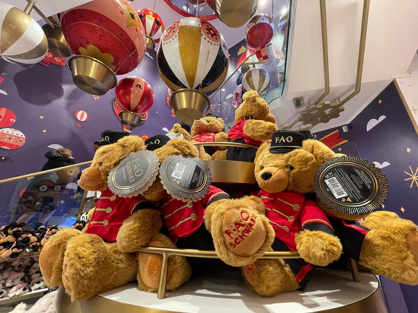 "È questa la vita che sognavi da bambino?"💖💫 È arrivato a Milano @faoschwarzitalia il negozio di giocattoli di Mamma ho perso l'aereo! Vi racconto il sogno su #laspandata. LINK IN BIO. #faoschwarz #giocattoli #toy #faoschwarzitalia #giocattoli #negoziogiocattoli