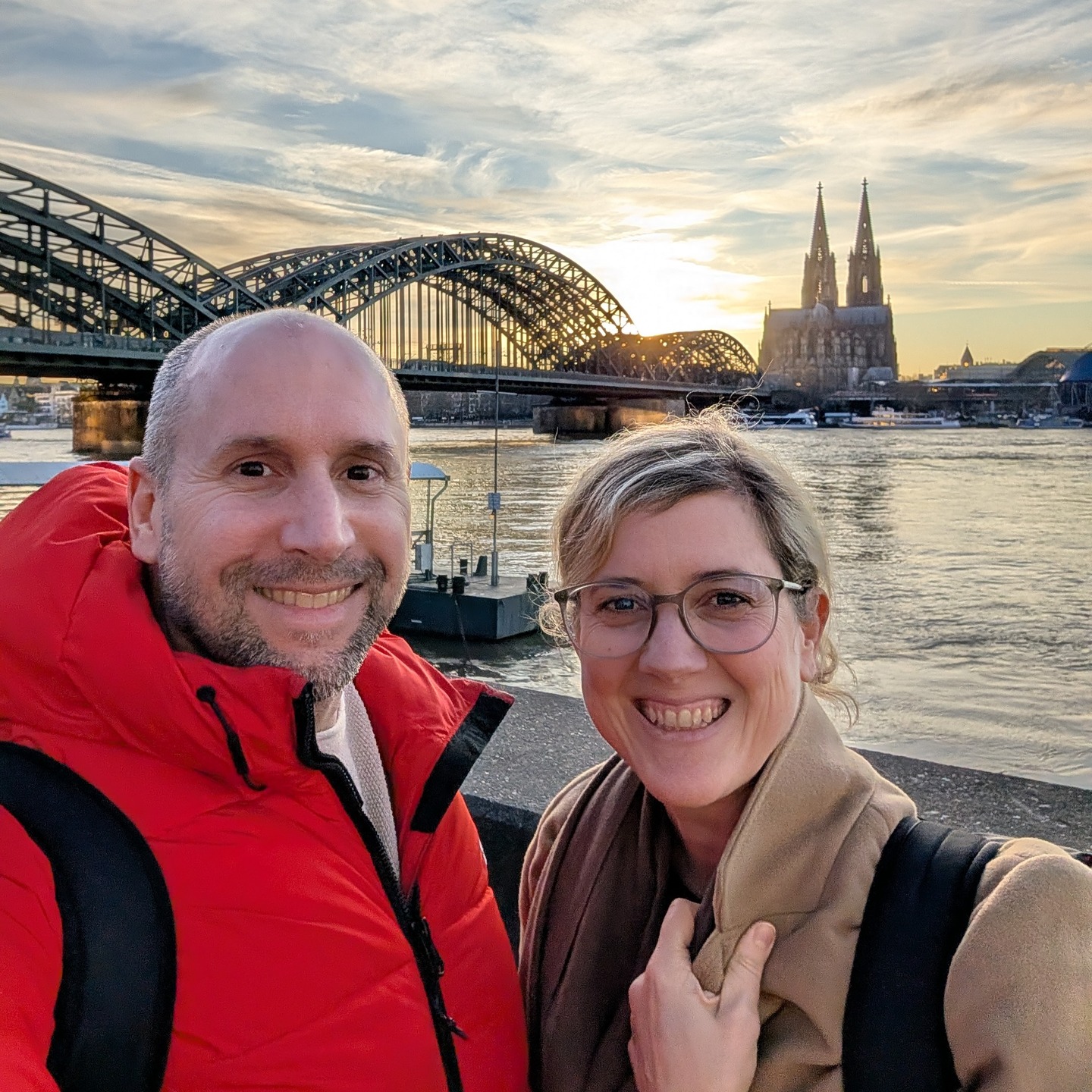 Diese Gespräche sind der Kern unserer Arbeit. 💚
Die Check-In Coachings mit den Teilnehmern unseres MEDBODY Corporate Programms bei der DEVK sind abgeschlossen – und wir sind wieder einmal unglaublich dankbar für diese Erfahrung.
Denn genau hier passiert oft der wichtigste Teil der Gesundheitsentwicklung:
Im persönlichen 1:1 Coaching.
Hier entsteht Raum für echte Gespräche.
Für Reflexion.
Für Themen, die im Alltag oft untergehen.
Viele Teilnehmer merken dabei zum ersten Mal,
👉 wo ihre größten Energieräuber liegen
👉 welche Gewohnheiten sie verändern möchten
👉 und welche gesundheitlichen Themen vielleicht schon länger im Hintergrund wirken.
Das Besondere an den Coachings:
Wir können individuell auf jede Situation eingehen und gemeinsam Lösungen entwickeln, die wirklich zum Alltag passen.
Und genau dadurch werden häufig Themen sichtbar, die sonst möglicherweise unentdeckt bleiben würden – bevor sie sich zu größeren gesundheitlichen Problemen entwickeln.
Was uns dabei jedes Mal berührt:
Die Offenheit, das Vertrauen und die Motivation der Teilnehmer.
Genau deshalb lieben wir, was wir tun.
Danke an alle Teilnehmer – und an die @devk.versicherungen für das Vertrauen. 🙌
#MEDBODYCorporate #BGM #CorporateHealth #Gesundheit #Coaching #Prävention #GesundeUnternehmen