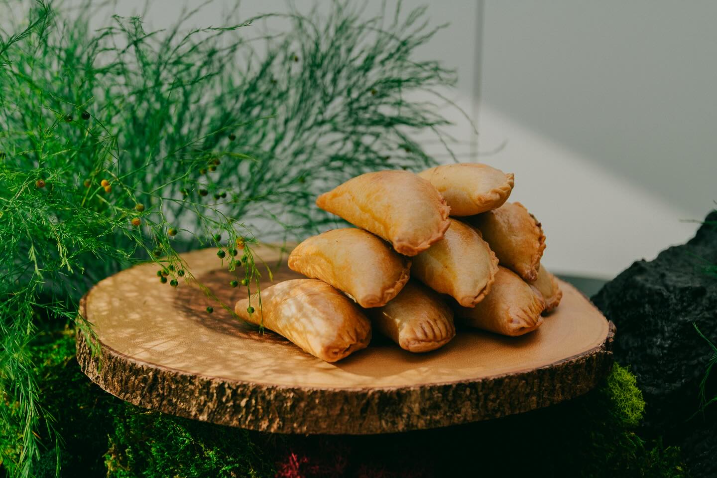 Empanadasโฆ the ultimate crowd pleaser โจ
Chorizo โข Mozzarella โข Aji Verde โข