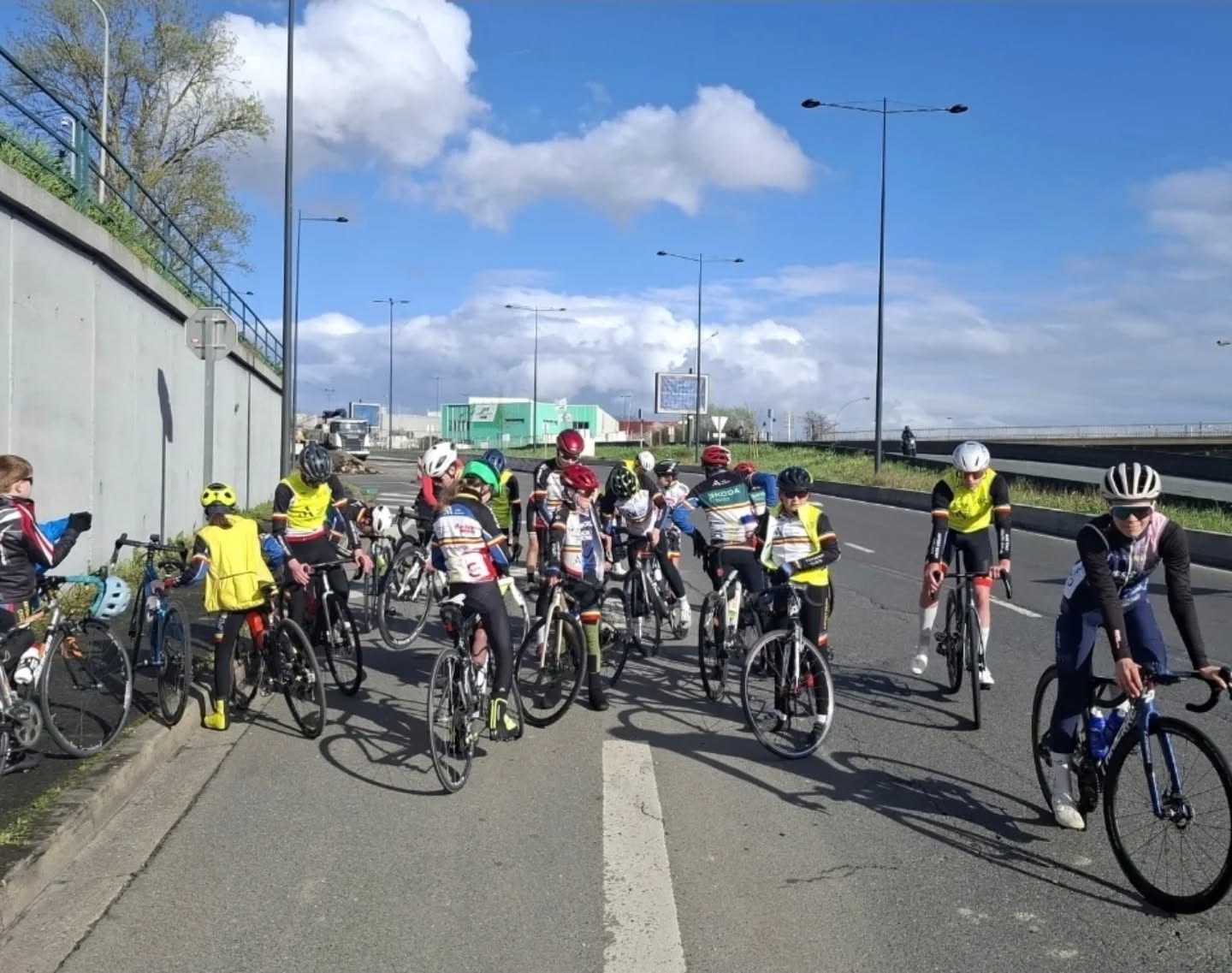 #ABCjeunes 🟦🟨🟥
La matinée avait été très pluvieuse, c'est finalement sous le soleil que le groupe est allé rouler sur le circuit du MIN de Rungis.