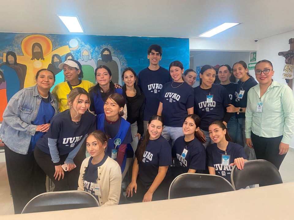 Recibimos con mucha alegría a los chicos de la UVAQ, quienes vinieron a Hogar Emaús a compartir desayunos con nuestros huéspedes.
Más que traer alimentos, trajeron tiempo, sonrisas y un gesto de solidaridad que hizo la mañana más especial para muchas familias.
Nos llena de esperanza ver a jóvenes que deciden servir y poner su energía al servicio de los demás.
Gracias por venir, por compartir y por demostrar que cuando se ayuda con el corazón, todo suma. 🤍✨ @uvaqoficial