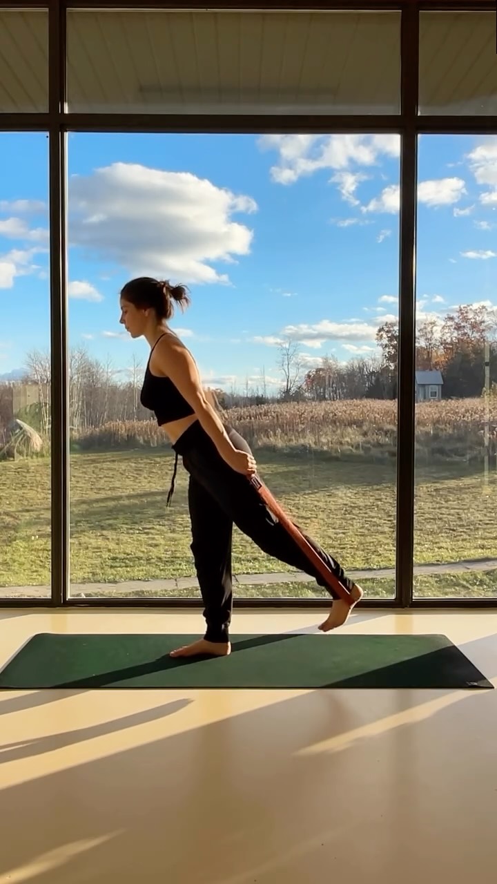 Using a yoga strap ( courtesy of @kinsheyoga ) to explore extending the leg behind, in front, and out to the side — building balance while maintaining a tall, steady spine.
Props like a strap can support, deepen, and refine our asana practice. They’re not shortcuts or crutches — they’re tools that help us move with more awareness, alignment, and control.
Give it a try and let me know how it feels for you 👇✨
📍 @harmonydawnretreat
🧘♀️ @kinsheyoga
.
.
.
.
.
.
.
#yogaprop #yogastrap #yogapractice #asana #yogatoronto