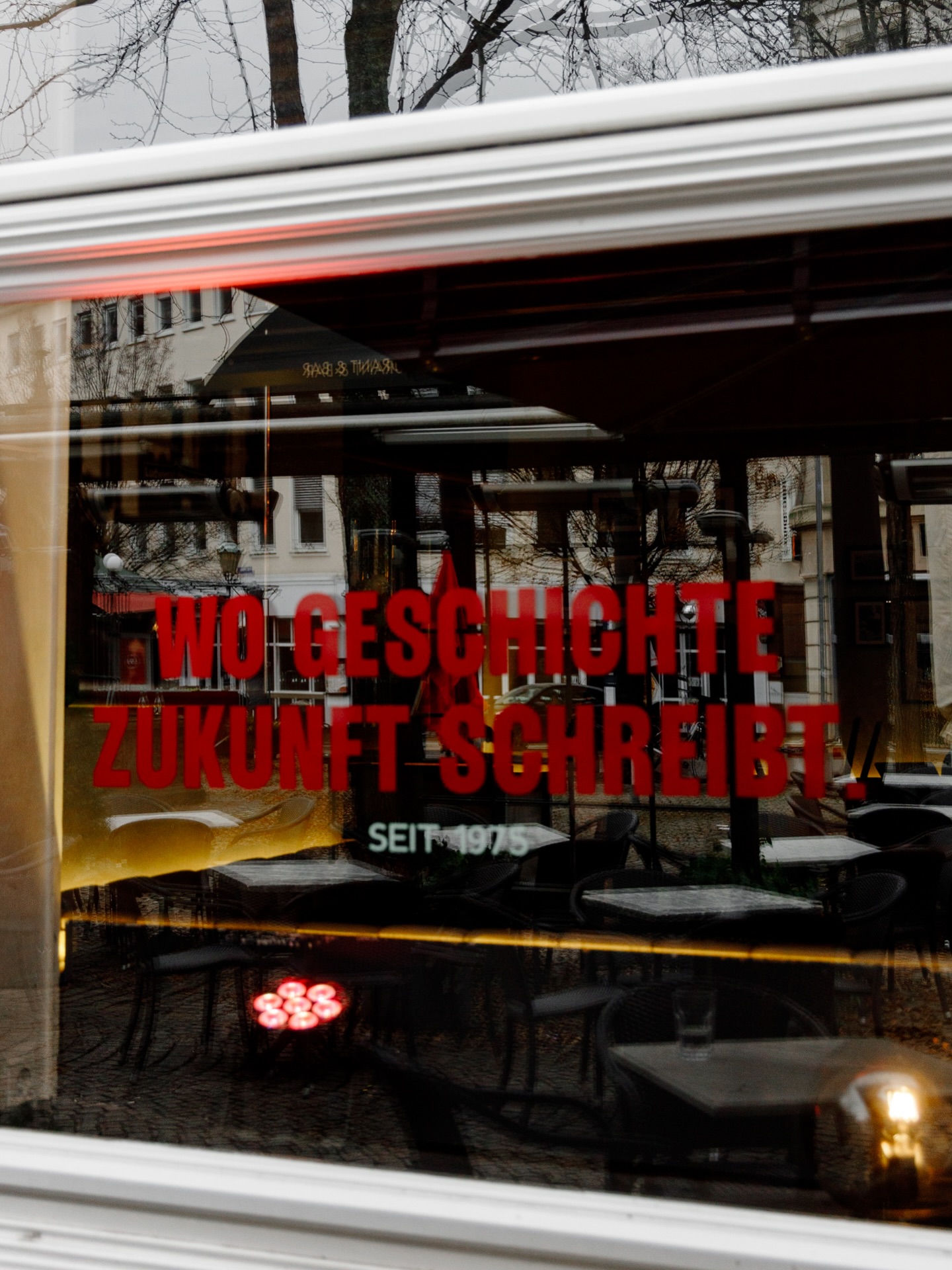 Ein Fenster, eine Botschaft, eine Haltung. „Wo Geschichte Zukunft schreibt“ ist für uns kein Versprechen, sondern gelebte Realität – Tag für Tag, seit 1975. Mit Respekt vor dem Gewesenen und Neugier auf das Kommende.
Feiert mit uns am 21. März unser großes Jubiläum ✨