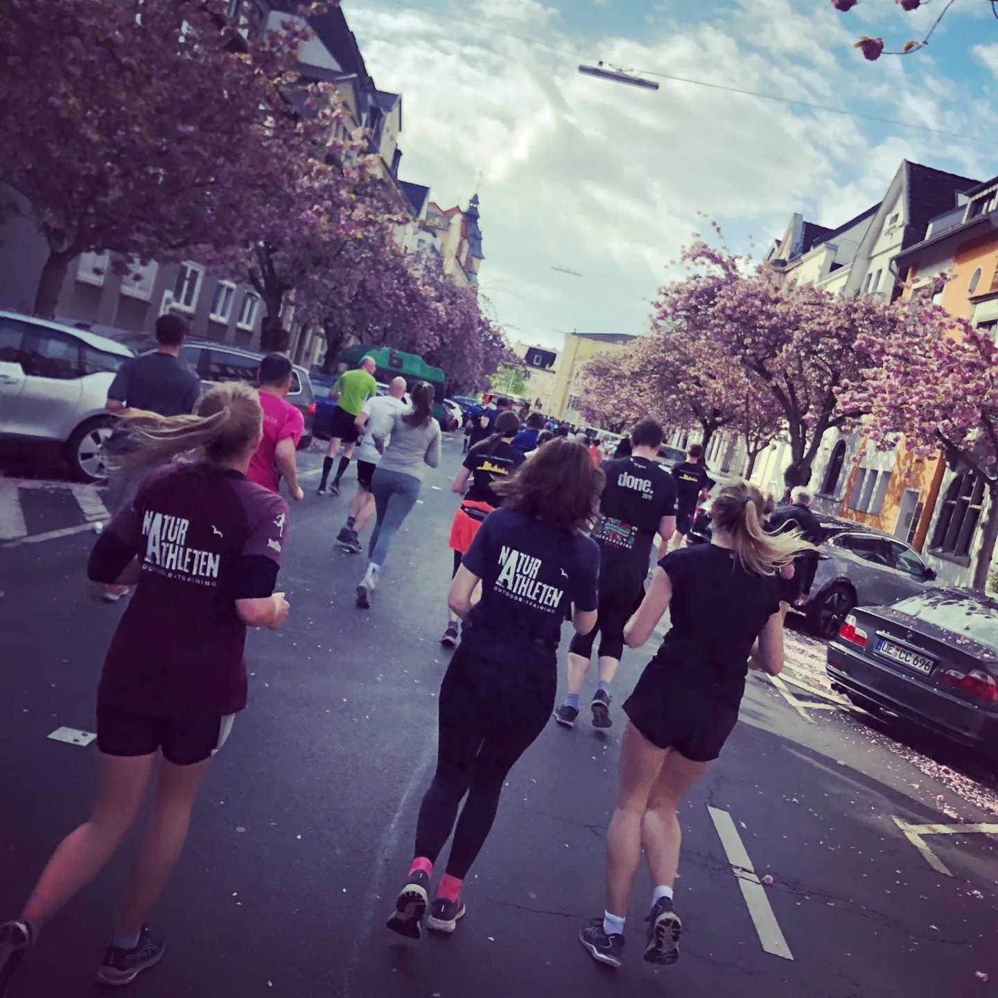 ....Doch in diesem Jahr wird die Atmosphäre noch elektrisierender sein, denn wir werden gemeinsam mit vier Staffeln beim Köln Marathon antreten, wuhuuu!
Mehr dazu: https://www.naturathleten.de/blog