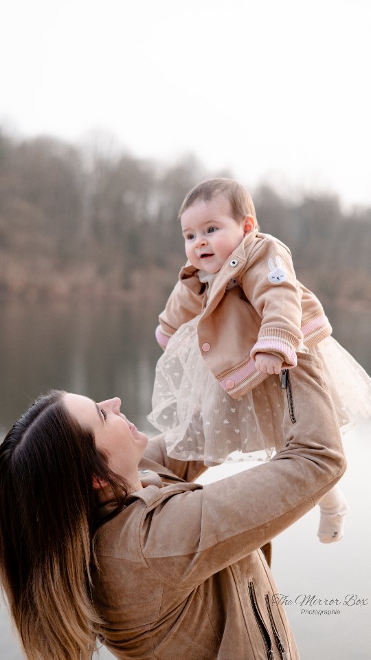 Es sind oft die kleinsten Momente, die am längsten bleiben. ✨
Gestern habe ich euch die Ergebnisse meines letzten Modelcalls gezeigt, heute möchte ich euch mitnehmen und euch zeigen, wie diese Bilder entstanden sind.
Für mich bedeutet Familienfotografie, einen Raum zu schaffen, in dem ihr einfach ihr sein könnt. Ich möchte nicht nur „schöne Fotos“ machen, sondern dieses ganz besondere Gefühl einfangen & das Lachen, das Kuscheln, die pure Verbindung.
Es ist dieser eine winzige Augenblick, der im nächsten Moment schon wieder vorbei ist, den ich für euch für immer festhalte. 🎞️
Bist du auch ein Fan von echten, ungestellten Momenten? Schreib es mir mal in die Kommentare! 👇
.
.
The-mirror-box@gmx.de
www.the-mirror-box-photographie.de
.
.
📍Hagen, Dortmund