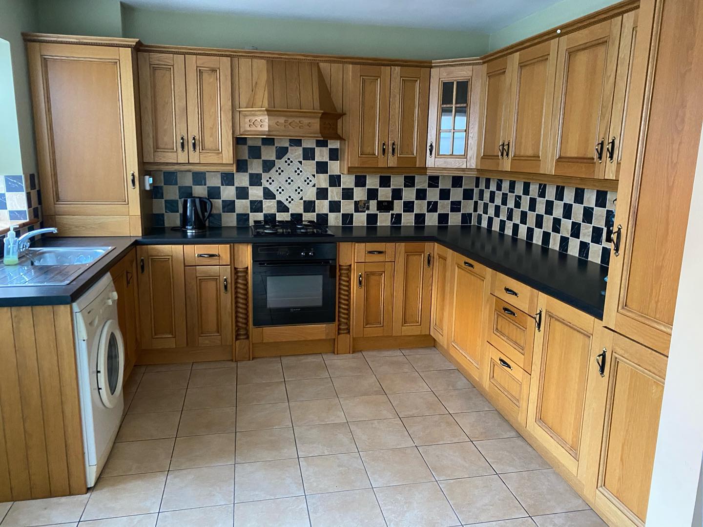 Kitchen done this week in Belfry gardens for the lovely Fiona and Jimmy. Sprayed with blockade and 3 top coats of WB50 in Colourtrend’s Shell cove. Shell cove is a colour I will be recommending going forward 👌 New chrome handles fitted to finish it off.
