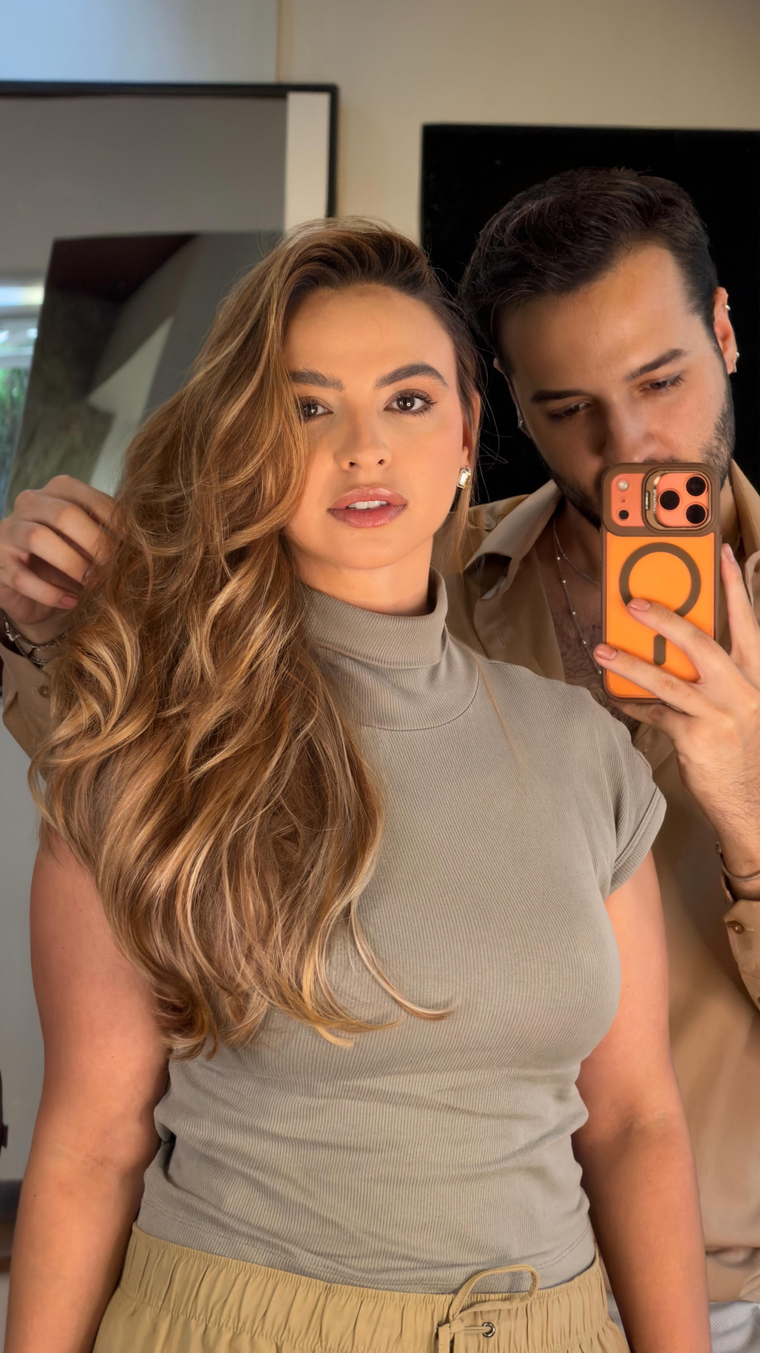 Honey Blonde: o loiro perfeito entre sofisticação e naturalidade.
Quem também salvaria esse tom? ✨
.
Musa @bia_castilho
Makeup @mariaeduardamakeup.__
.
.
.
#honeyblonde #loironatural #loirodossonhos #mechasloiras
#hairtransformation