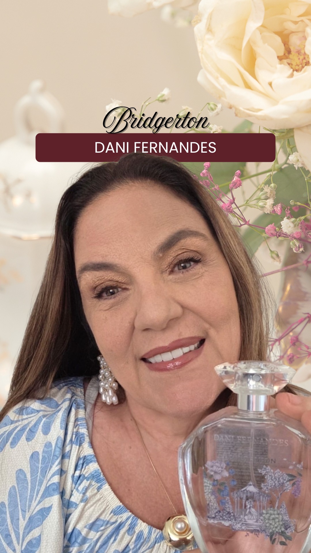 ✨ Um toque de realeza no seu dia a dia.
🏡 Para quem, assim como eu, acredita que a nossa casa deve ser o nosso palácio, a coleção Bridgerton de Dani Fernandes é um item obrigatório neste início de ano.
🎀 Mais do que fragrâncias incríveis, estamos falando de objetos de arte. Os frascos com laços e as embalagens clássicas aparecem em 3 variantes únicas:
🌸 Peônias & chás
🍊 Laranja & Realeza
💐 Hortênsias & Segredos
🌿 Produtos que decoram e perfumam o ambiente, trazendo memórias da natureza que se misturam com o aconchego e a intimidade de cada espaço.
🌷 Notas olfativas que refletem uma natureza delicada, fresca e exótica e trazem consigo produtos de qualidade que se integram à vida dos dias atuais com a atmosfera lúdica da série Bridgerton.
👑 A escolha perfeita para começar 2026 com elegância e delicadeza.
💬 🌸 Já conheceu a linha? Me conta aqui o que achou…
#HomeDecor #DaniFernandes #BridgertonCollection #Aromaterapia #DicasDeJaneiro #EstiloClassico #renataashcar #perfumedeambiente #guiadeperfumes