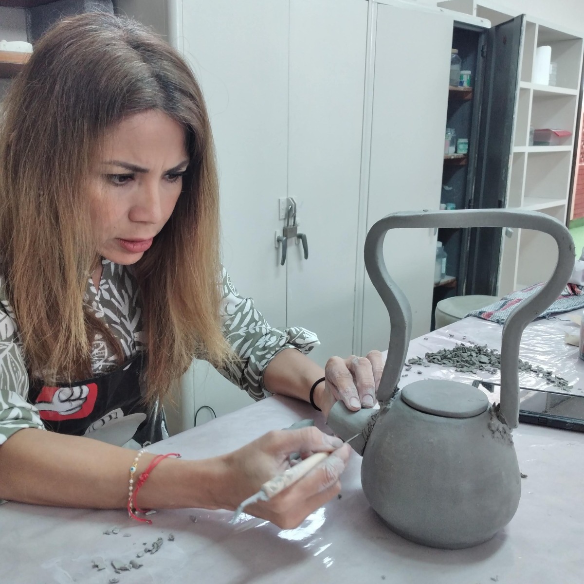 En el taller de cerámica para adultos mayores podrás explorar la creatividad trabajando con barro, creando piezas únicas mientras disfrutas de un espacio de aprendizaje, convivencia y expresión artística.