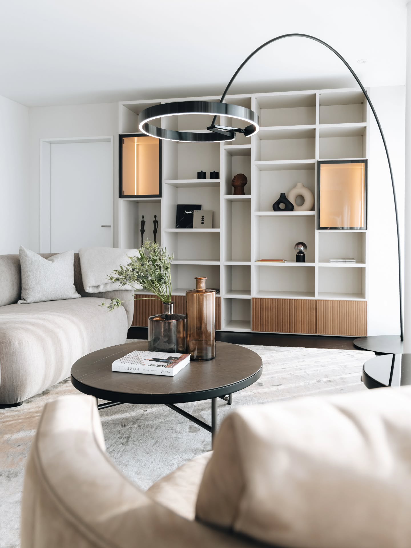Wall 30: Ein System, unendliche Möglichkeiten.
Unser modulares Wall 30 System passt sich nicht nur dem Raum an, sondern Ihren Bedürfnissen. Ob offene Regalelemente, strukturierte Fronten oder integrierte Vitrinen mit stimmungsvollem Licht – Flexibilität trifft hier auf zeitloses Design.
📸@framedbynico
@dideminteriors #interiordesign #spectra #inneneinrichtungideen #novamobili