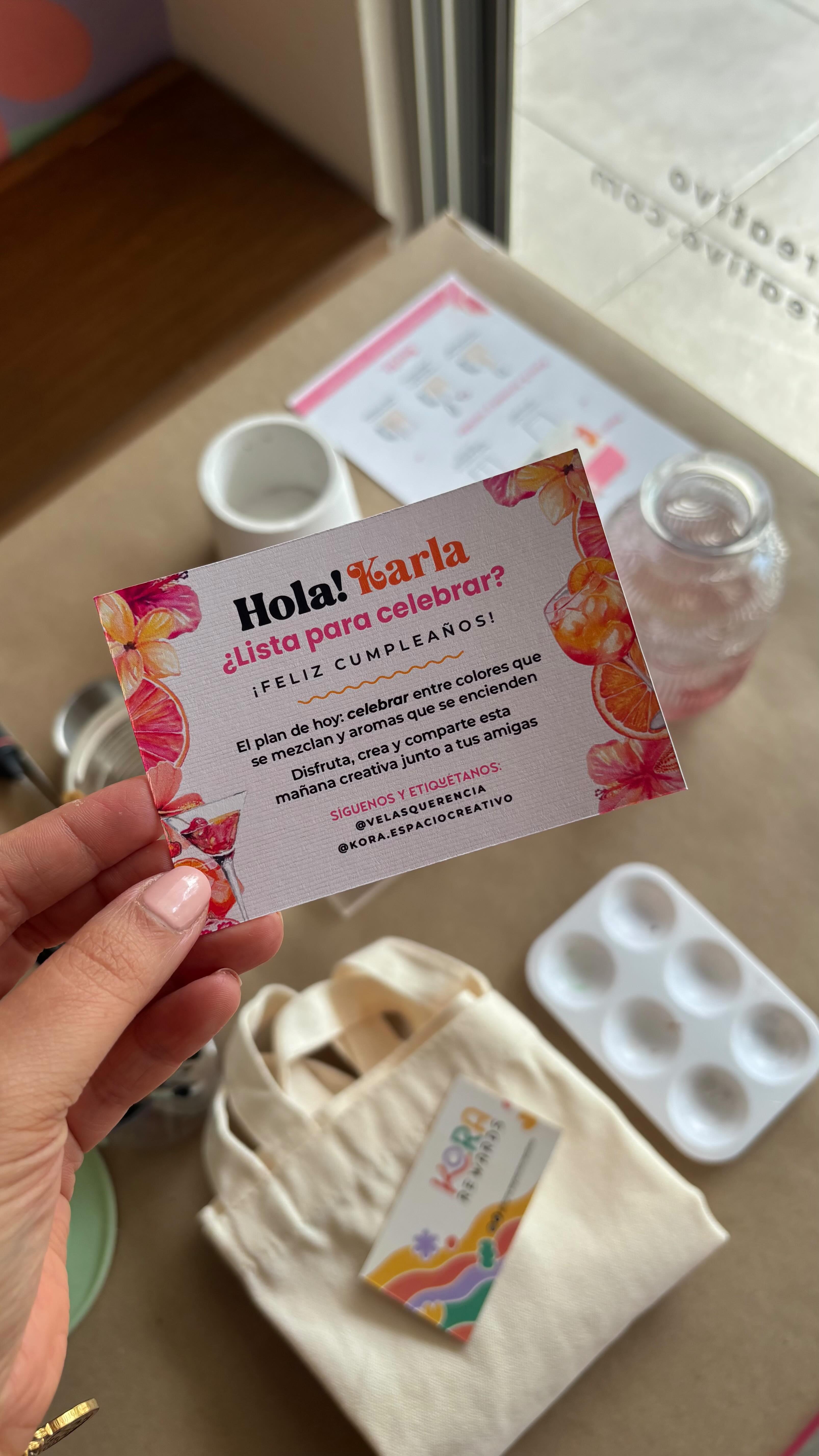 Aquí su “la mejor de dos mundos” 🕯️🎨
Oigan! quiero compartirles y también aclararles un poco de ambas marcas 🫰🏻
En @velasquerencia socia Pily y yo iniciamos hace poco más de 2 años, con un concepto de hacer velas para “estados de ánimo” que ha ido cambiando totalmente y hasta nuevos productos hemos lanzado 😍. A la distancia ella se encarga de responder sus mensajes de WhatsApp, cotizaciones, diseños personalizados y la parte logística dijeras🤓
En @kora.espaciocreativo socia Gina y yo iniciamos hace unos meses, con nuestro espacio creativo en Plaza Martí donde vas a disfrutar de tu creatividad (ya estamos ampliando las experiencias de pintura, moldeado en pasta y aromáticas) y tambien vamos a eventos privados 🎨. Ella a la distancia se encarga de mensajitos, reservaciones, sitio web y más cosas logísticas 💖
¿Qué tienen en común ambas marcas?
A mi, Nat 💜 y que ambas socias están lejos de Veracruz (por eso no salen mucho en el contenido 🤭 no porque solo quería salir yo)
Y bueno, esto era algo que quería aclarar porque a veces se confunden, creen que soy solo yo en ambas o que son lo mismo jiji pero no! Ahora ya lo sabes 😌 eso sí 🫰🏻 agradecemos que nos apoyes a las 3 en nuestras 2 marcas porque si algo tenemos en común es el esfuerzo, empeño y pasión que le ponemos a todo lo que hacemos 🙌🏼
Si leíste hasta acá 😌 déjanos en comentario cuál hacemos sido tu mejor momento #Querencia o #Kora o ambas 🥲
Pd: las tqm socias 💖✨