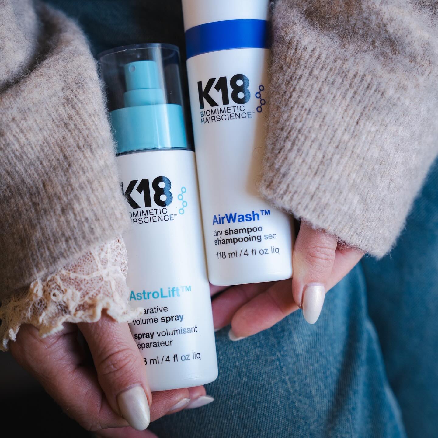 K18 Astrolift, het geheim achter luchtig, sterk en glanzend haar!
Wil je volume zonder dat je haar zwaar aanvoelt? De K18 Astrolift geeft je haar een natuurlijke lift bij de aanzet terwijl het tegelijkertijd helpt om je haar te versterken en te beschermen. Perfect voor iedereen die houdt van body, beweging en een gezonde glans.
💡 Waar is het goed voor?
• Geeft direct volume bij de haarwortel
• Maakt het haar luchtig zonder plakkerig gevoel
• Helpt het haar sterker en veerkrachtiger te maken
• Ideaal voor fijn of futloos haar
🧴 Hoe gebruik je het?
1. Breng een kleine hoeveelheid aan op handdoekdroog.
2. Focus vooral op de aanzet voor extra lift.
3. Verdeel het product goed door het haar.
4. Föhn het haar voor maximaal volume en een mooie, luchtige finish.
Resultaat: voller haar met beweging en een natuurlijke, gezonde uitstraling. 💫
#K18 #Haircare #VolumeHair #HealthyHair #HairRoutine