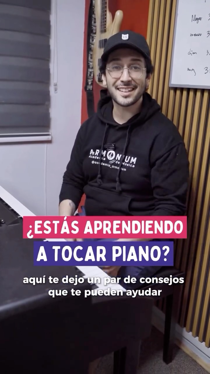 ¿Estás aprendiendo piano o te gustaría empezar? 🎹✨
Al comienzo puede parecer difícil coordinar manos, leer partituras o mantener el ritmo, pero con práctica constante y buenos hábitos cada avance se empieza a notar.
La música se construye paso a paso, y con el tiempo esos pequeños logros se transforman en piezas completas que puedes tocar con seguridad y disfrute 🙌
Guarda este reel para poner en práctica estos consejos y síguenos si quieres más tips para avanzar en tu aprendizaje musical 🎶🔥