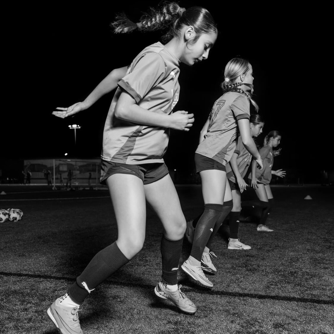 Teenage girls who play soccer year-round face a greater than 1-in-6 chance of an A.C.L. tear before finishing four years of high school. But prevention exercises like FIFA 11+ have consistently reduced the risk of A.C.L. injuries, often by 50-80%. Check out this informative piece (15 min. read) by self-described soccer nut Craig Welch about A.C.L. injury prevention. Full text story and FIFA 11+ exercise video links in bio (linktree) and IG story. Photo credit: Dru Donovan for the New York Times
