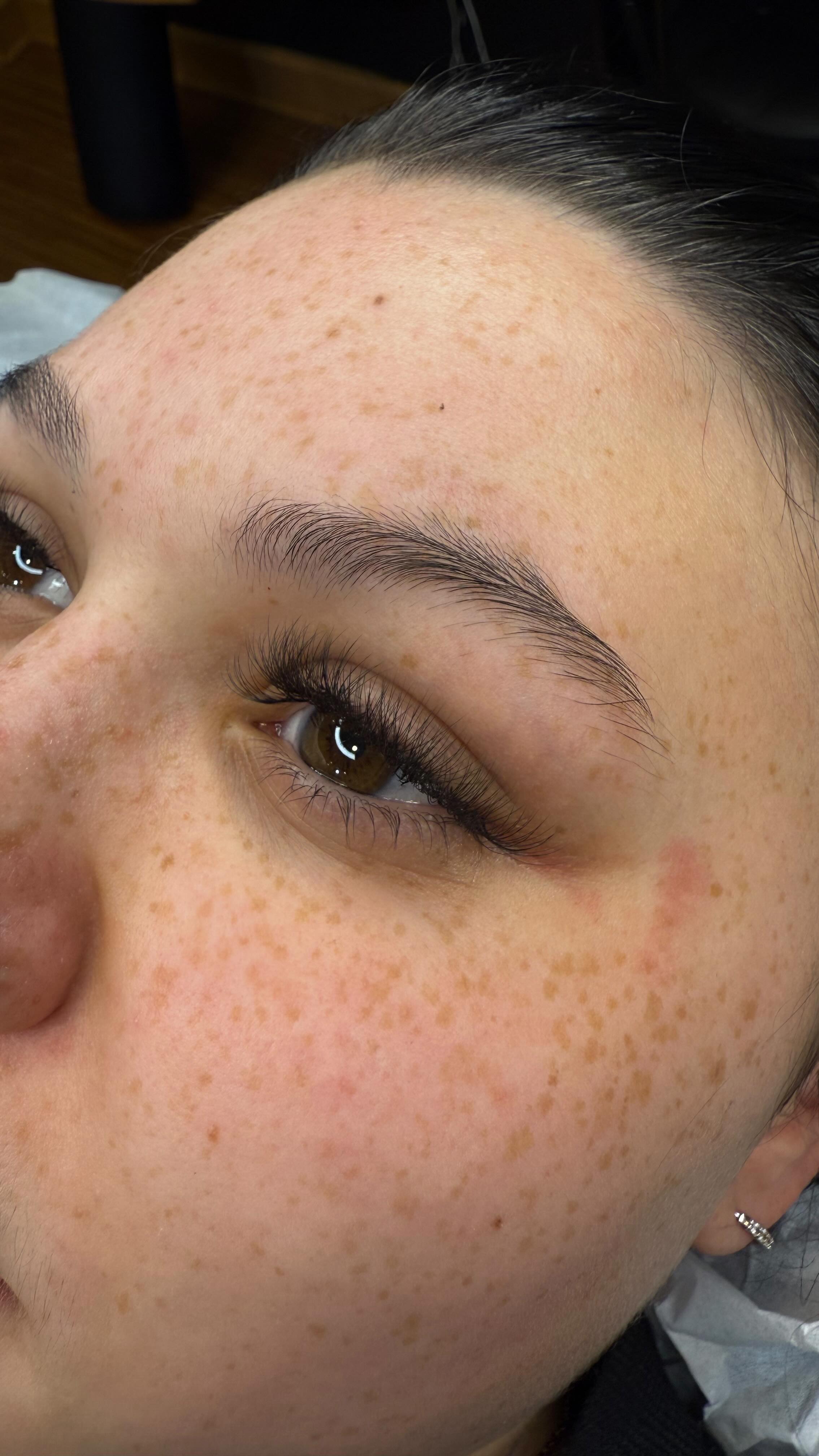 This was a natural lash full set, for our baby shower beauty. You know at kemskin, we may not dance and make you laugh, but we will educate you and show you quality work. She wanted to try lashes for the first time because her baby shower had the longest guest list at this really nice spot. And it was a surprise. She knew she might be crying a lot that day, just out of pure joy, and honestly, the pregnancy hormones will do that to you! So she saw jaiden( the licensed and certified lash specialist and esthetician who did the work you’re looking at now) was offering a lash promo, for 50% off the natural lash, she jumped on it.. what makes these lashes great is not just the fact that she can cry all day and her lashes will still look great, not just the fact that these lashes extensions will also save time getting ready, or that they are waterproof and oil proof, but the facts on how they were applied. Now I know your next why is how were they applied! Well, all KemSkin sets have a safe lash protocol standard. This assures that each lash application is 1. Flattering to your natural beauty and eye shape. 2. Comforting to wear, not just beautiful, but comfortable. 3. Retention. We want these lashes to last, 4 Safely applied. Sanitation is key! 5. We always treat you natural lashes with a vitamin boost so they remain healthy. Isn’t this every thing you’d want in a lash extensions? Yeah me too! So moral to the story is , if you have the same issue going on that our lovely baby shower beauty has, and you want to fix that, give lash extensions with Jaiden a shot oh and by the way, the natural lash set is 110$ now throu march, and is regularly 200$ so visit our website of just dm us for you next epic- life changing experience! #kemskin #lashes #lashextensions #oxfordvalleymall