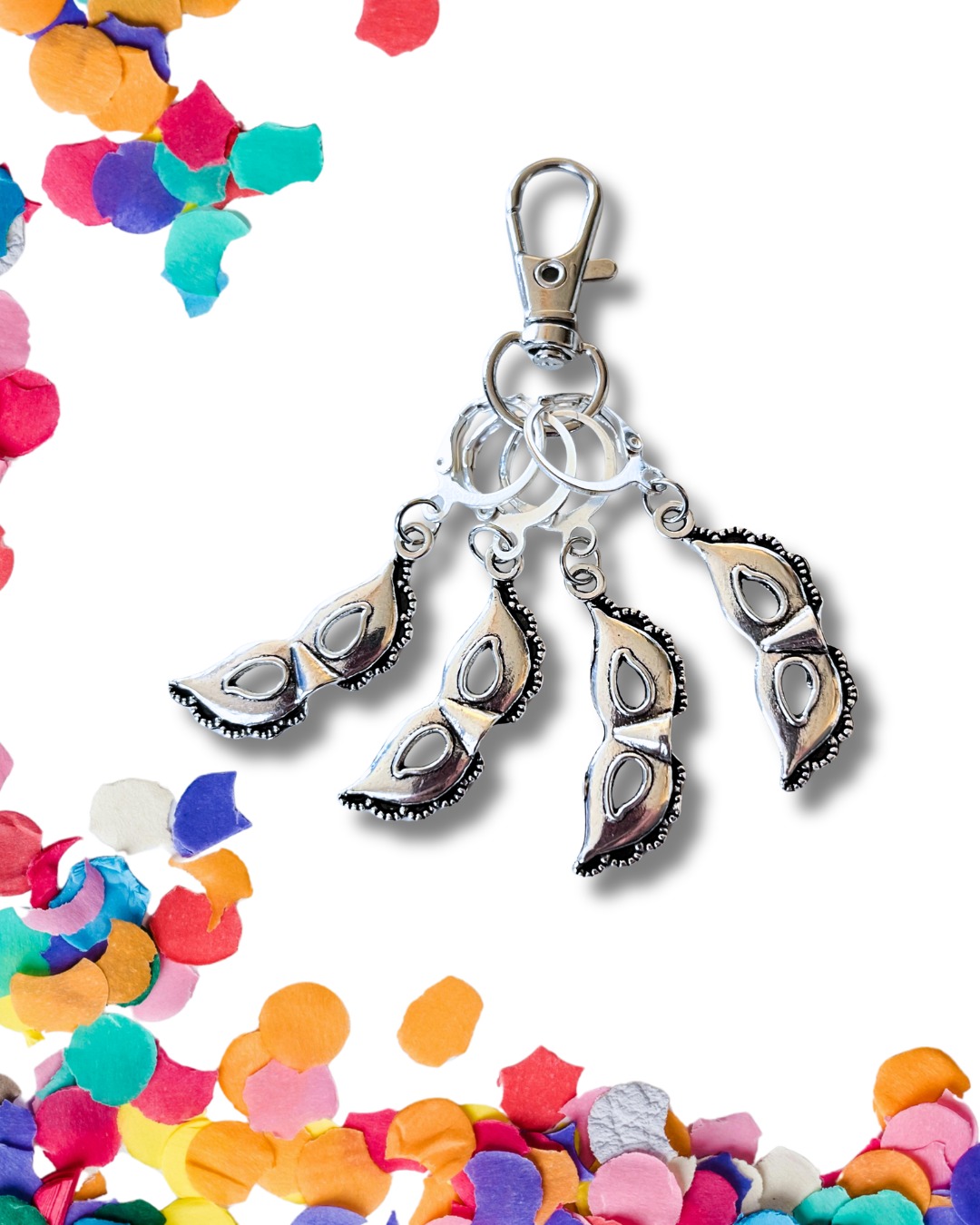 es marqueurs de maille vous aident à vous repérer dans votre tricot ou dans votre crochet.
C' est un cadeau original à s'offrir ou à offrir à un.e crocheteu.r.se ou tricoteu.r.se addict. Les marqueurs sont regroupés sur un porte clés
Ils servent essentiellement à :
* Délimiter les différentes parties d’un tricot (technique raglan, dos, devant, manche).
* Marquer le début du rang d'un tricot circulaire (tricot en rond)
* Marquer le début du rang d'un amigurumi ( crochet)
* Repérer des motifs, dentelle ou torsade.
* Eviter de compter le nombre de mailles.
#mercerie #accessoiretricot #accessoirecrochet #carnavalvenise #marqueursdemaille