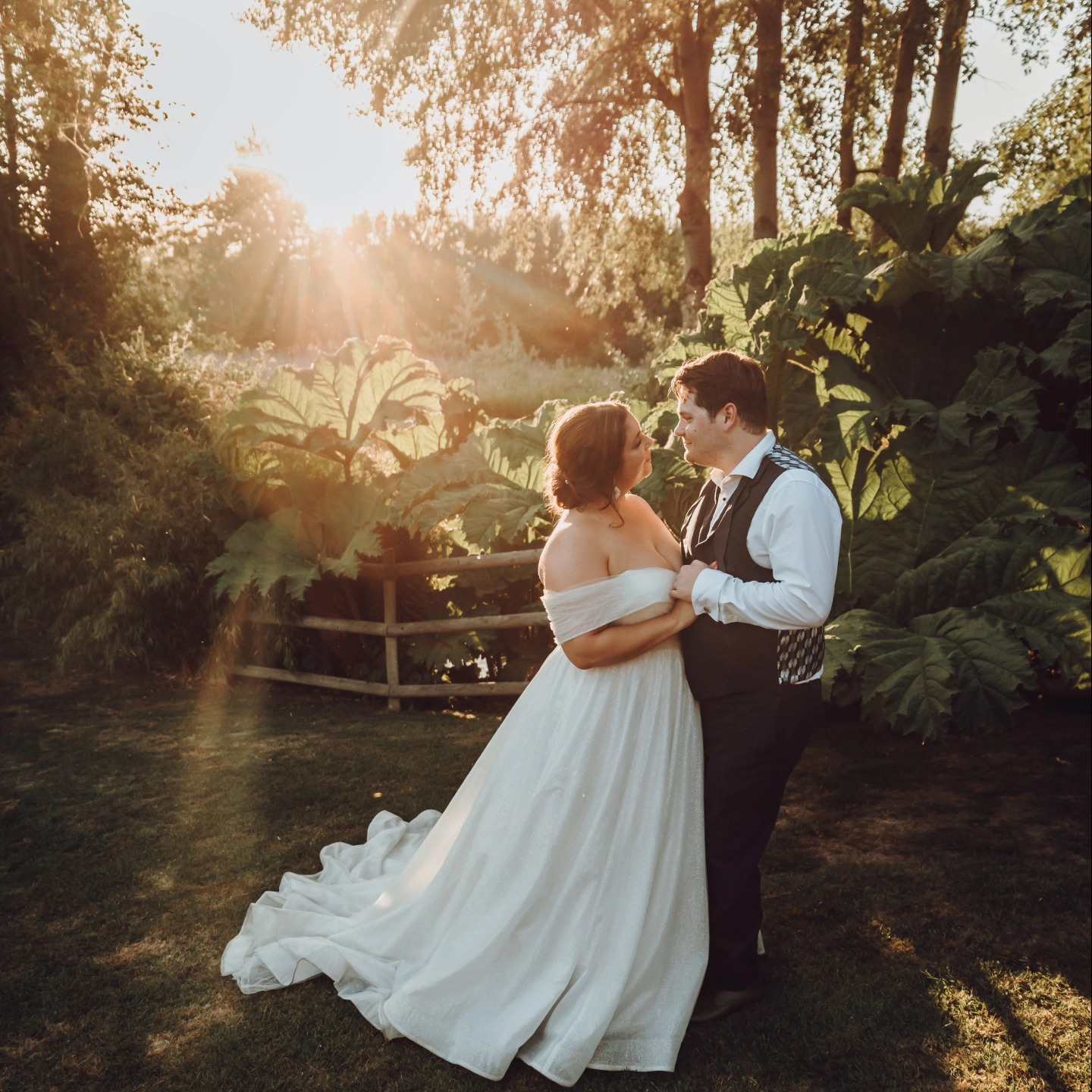 I do love a good sunset!
#wedding2022 #indieweddingphotographer #destinationweddingphotographer #weddingphotographer #fineartwedding #instawedding #elopementwedding #weddinginspo
#junebugweddings #dreamcatcherweddingsuk #bride #groom summer #essexweddingphotographer #essexweddingvenue #essexweddingvideo #theknot #hitched #vscowedding