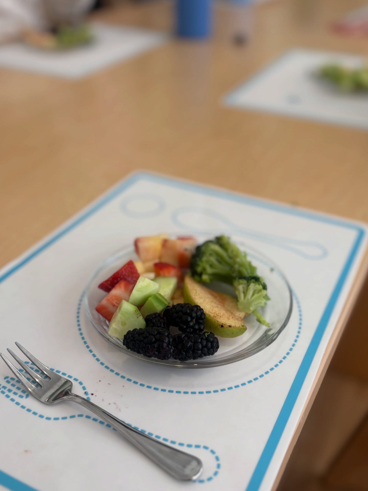 Snack time is our favorite time! Watching the children set the table themselves, share a communal snack, and clean up on their own never gets old. It’s one of the sweetest ways to witness their growing confidence and independence. These everyday moments of pouring their own water, scraping their plate, and wiping down the table are where real life skills take root. 🌱
#thewellsignaturetoddler #montessoritoddler #thewellbelmar