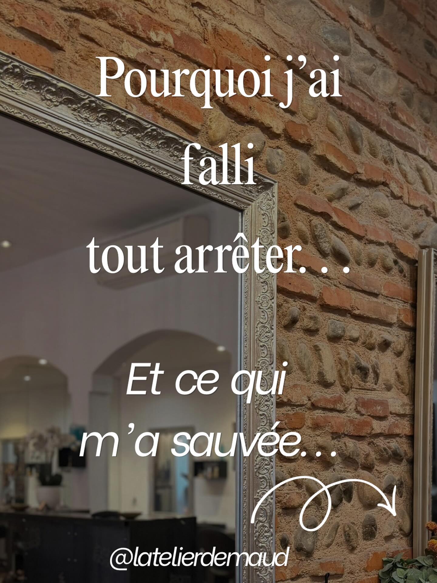 POURQUOI J’AI FAILLI TOUT LÂCHER
(et ce qui m’a sauvée) 💛
17 ans que j’ai ouvert L’Atelier de Maud.
30 ans d’amour pour ce métier.
Et pourtant, y’a eu un moment où j’ai vraiment failli tout arrêter.
Ça a commencé par un cancer du sein.
Des mois loin du salon.
Des mois à pas pouvoir venir, à pas vouloir montrer que j’allais pas bien.
Parce que montrer ses faiblesses quand t’es la patronne, c’est pas simple.
Et au retour — une restructuration.
Les départs.
On est passées de 13 à 6.
Les nuits à me demander si j’allais tenir.
Si ça valait encore le coup.
Aujourd’hui je suis en rémission — et j’ai appris à avancer sans attendre que tout soit parfait.
On est 6, et on kiffe ce qu’on fait.
Plus que jamais.
Parce que ce métier c’est pas juste des coupes et des couleurs.
C’est la cliente qui sort en pleurant de joie.
Celle qui ose enfin couper court.
Celle qui revient depuis 10 ans.
Les transformations qui changent des vies.
C’est pour ça que je me lève le matin.
Les galères passent.
La passion, elle, reste.
💬 Et toi, t’as déjà eu un moment où t’as failli tout lâcher ?
entrepreneuriat coiffure passion métier latelierdemaud Toulouse résilience salon de coiffure