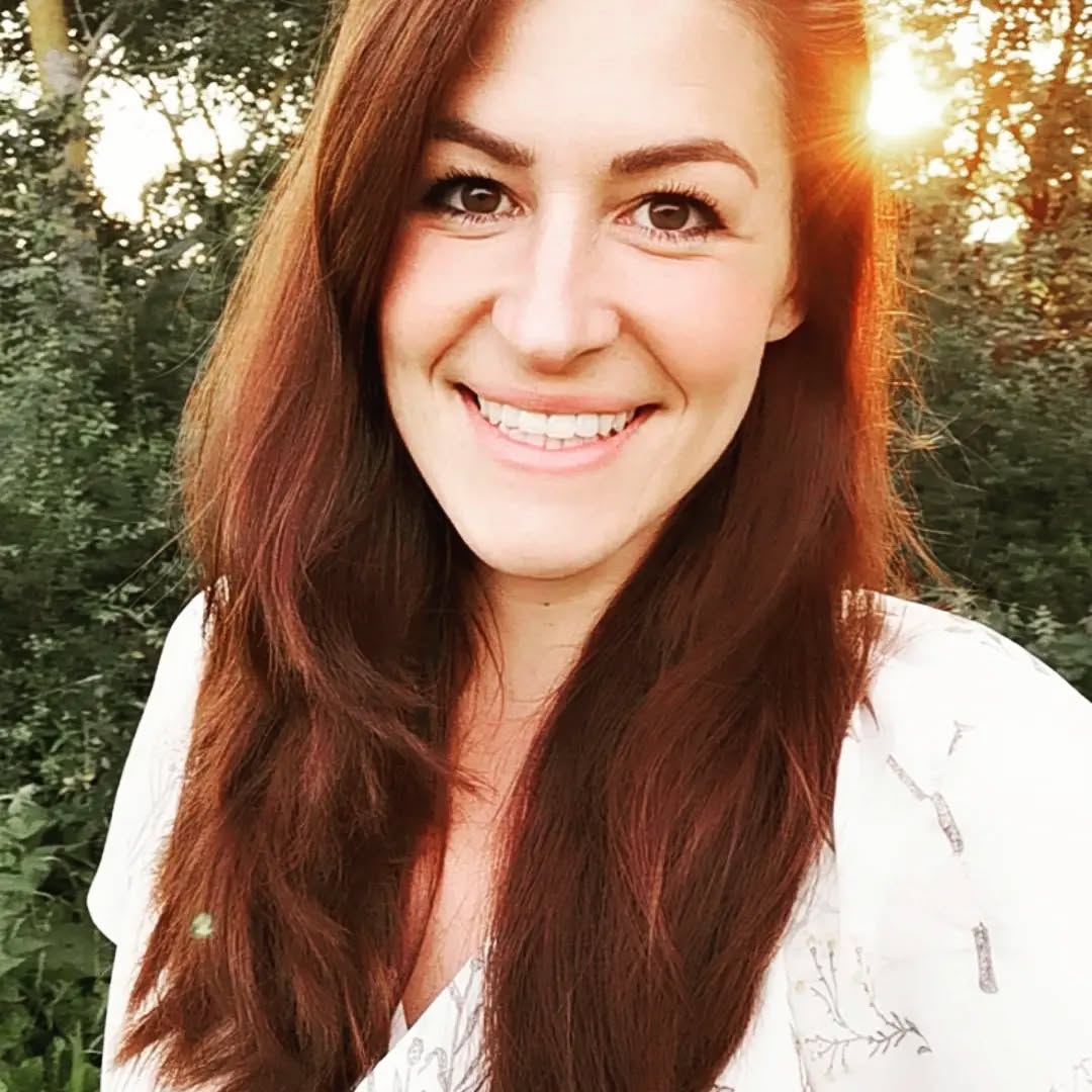 😍🚀STELL DICH VOR: WAS MUSS ICH UNBEDINGT ÜBER DICH & DEIN BUSINESS WISSEN?
🎊 So viele neue Gesichter kommen momentan dazu, da wird es wirklich Zeit für ne Vorstellrunde 😃
👋🏻 Hi, ich bin Isabel, liebe Zimtschnecken, Sonnenaufgänge, Lachen bis mir die Tränen kommen und Urlaub zwischen Bergen und Seen.
So richtig professionell fotografiere ich seit 2015, vorher habe ich mit Freundinnen schon kleine Shootings gemacht, auf StudiVZ hochgeladen und meine Kamera überall mit dabei gehabt.
📸 Heute bin ich hauptberuflich im Porträt-Bereich und liebe es, die schönsten Momente zwischen Pärchen, Freunden, Familien und auf Hochzeiten zu kreieren und festzuhalten. Die Fotografie ist für mich eine Möglichkeit, etwas wunderschönes zu erschaffen, das nicht nur euch glücklich macht und die Zeit festhalten lässt, sondern auch mir selbst riesigen Spaß macht. 🎉
❤️ Meine Erfahrungen gebe ich mittlerweile auch in Form von Mentorings und Webinaren an interessierte Fotograf:innen weiter, egal ob Anfänger oder Profi, mit oder ohne Gewerbe. Zu sehen wie meine Tipps und Unterstützung hilft und andere weiter voranbringt macht mir mehr Spaß als ich selbst mal gedacht hätte 😃
🚀 Jetzt bin ich neugierig: Was muss ich unbedingt über dich und dein Business wissen?
Ich LIEBE es, mich mit tollen Frauen auszutauschen und freue mich mega darauf, mehr von dir zu erfahren.💛
________________________
Du wünschst dir individuelle Unterstützung für dein Foto-Business, um Unsicherheiten aus dem Weg zu räumen und voll durchstarten zu können? 🚀
Dann ist mein Mentoring genau das richtige für dich! Hier gehen wir gezielt deine Fragen und Probleme an! 🏆
Schreib mir unverbindlich oder buch dir direkt einen Termin 📸