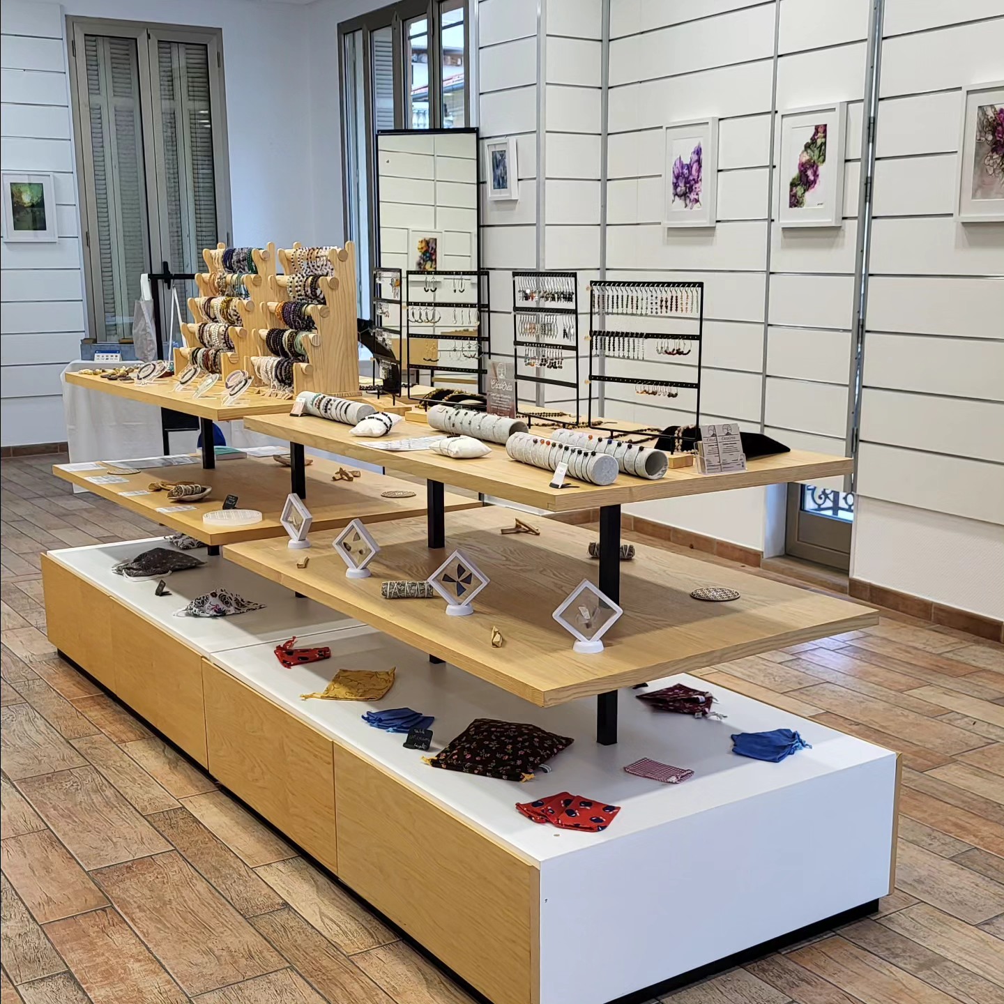 ✨️✨️ Découvrez la boutique @popup_beausoleil jusqu'au samedi 28 septembre ✨️✨️
De jolies créations artisanales, Fait Main par 2 créatrices de talents !
Artiste peintre, Ana, @franceschinana avec ses tableaux magnifiques 🖌🎨🖼
Créatrice de Bijoux en Pierres Naturelles, Attrapes Rêves et Créations Textiles, Chris, @cecocrea 💎
Ne tardez pas à venir nous rencontrer, la boutique est ouverte du lundi au samedi de 10h à 18h non stop jusqu'au 30 septembre !
A bientôt
#Cecocrea
#Cecocreabijoux06
#Popup_Beausoleil
#Beausoleilofficiel
#Popup
#BoutiqueEphemere
#PierreNaturelle
#BijouxFaitMain
#AttrapeReve
#LingettesDémaquillantes
#BouclesDOreilles