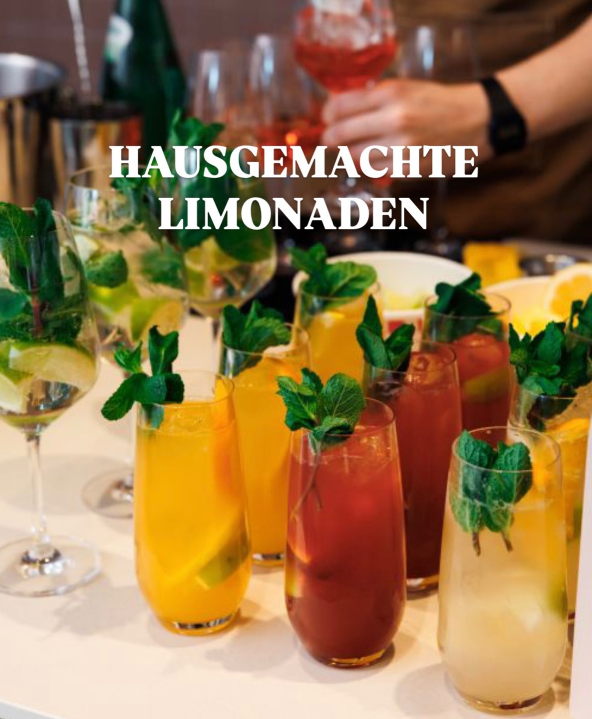 ✨ MARACUJA - ERDBEERE - HOLUNDER ✨
Unsere hausgemachten Limonaden sind genau so geschmackintensiv & exotisch wie jeder Aperitif oder Cocktail: die perfekte alkoholfreie Alternative oder auch einfach als leckere Erfrischung 🍹
Welche Limonade würdest du nehmen?
Am schönsten serviert auf unserem Carretino Wagen - Link in Bio ✨
📸: @adrian.almasan
#catering #wien #hausgemachtelimo #mocktail #alkoholfrei