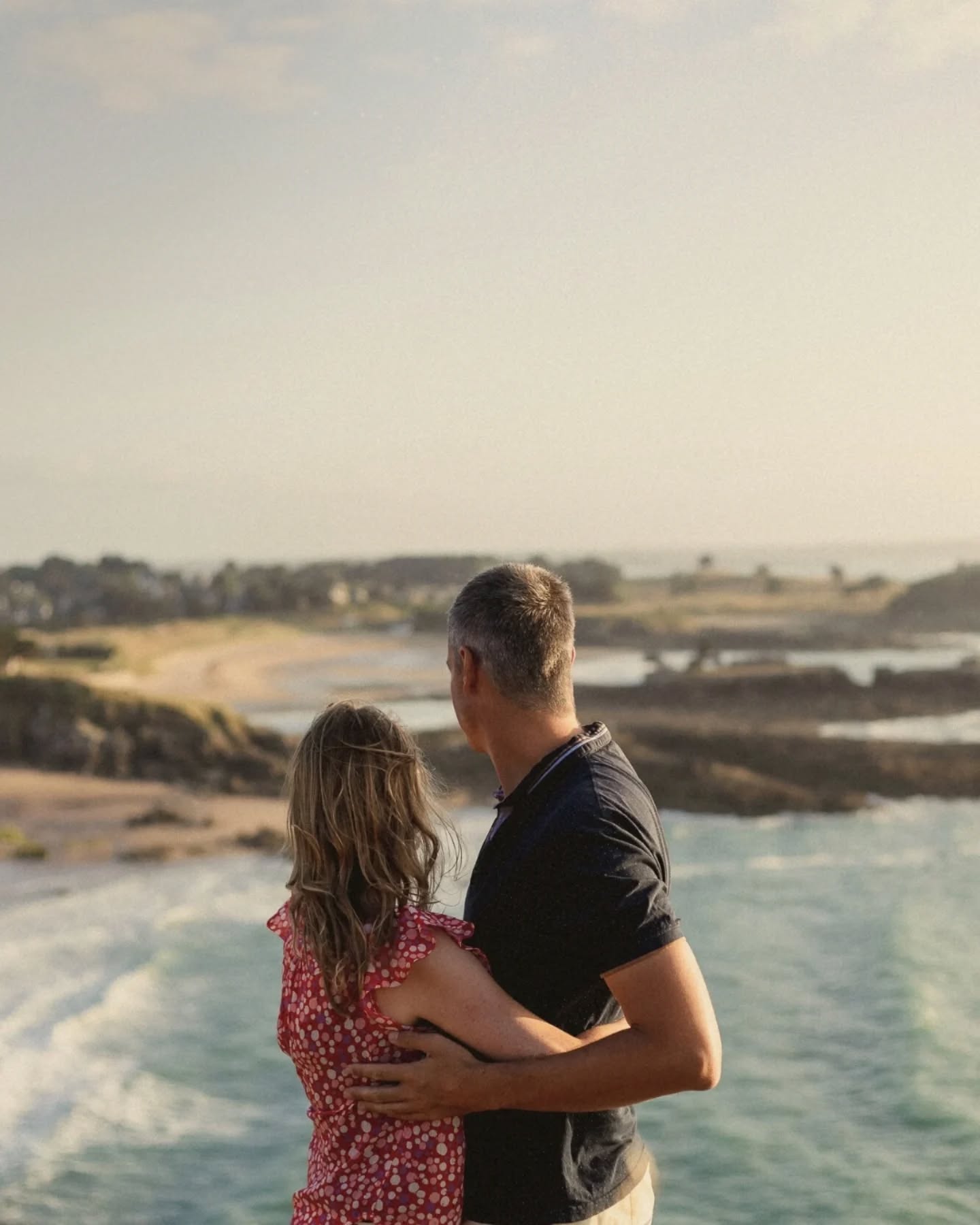 Une séance photo est un moment suspendu. On oublie toute notion du temps. On peut dire autrement ' Je t'aime ', à soi ou à ceux qui nous accompagnent. On vit et on dit mécaniquement l'amour au quotidien. Cette bulle, ce temps à part, permet de le dire en conscience, d'en prendre toute la mesure. Parfois à s'en émouvoir.
Je me souviens d'un shooting l'été dernier, une famille, une maman avec ses deux enfants. Cadre magnifique, moment doux. Et par la magie dans l'air, capter un moment de bascule, par un regard ou un geste simple. Comme si seul l'instant présent existait. Et l'émotion immense qui a immergé au coeur de cette maman, de cette famille. Grâce au cadre et à la confiance.
Avez-vous déjà ressenti cela ?
en images : shooting joyeux avec C et V 📷🌞