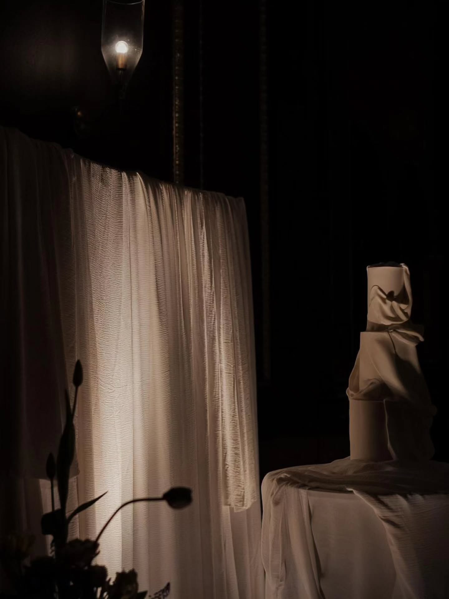 NOBODY PUTS BABY (OR A CAKE) IN THE CORNER!
Not on my watch.
Hell no, when cake is ART, it becomes a part of the aesthetic, it has its own stage, one where guests can truly appreciate the intricacy and detail, where they take photos next to it, question is it a cake? Is it real?
It's part of the day, the logistics, the flow and then the joy of eating chunky slices of it whilst dancing the night away on the dancefloor! Pretty party food at its finest!
Planning, design, concept: @junie_poonie
Cake: @krumbledcakes
Photography:@wearethe_jamess
Venue: @grandhotelbirmingham
Entertainment:@mrandmrsgreyltd
Celebrant: @celebrant_polly_miller
Florals :@theflorist.amychim
Couple: @emmiedevane & @danwilliams99