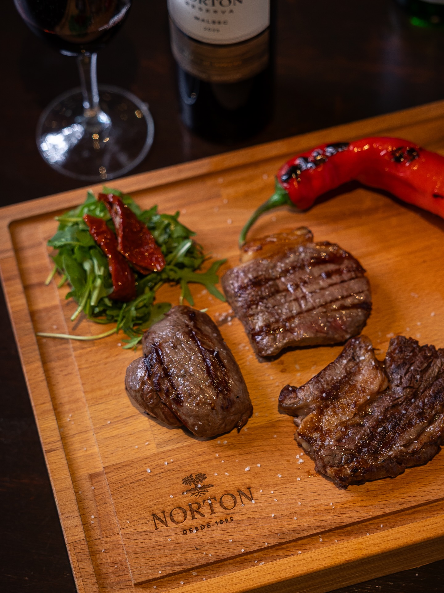 Throwback naar waar het bij Gauchos altijd om draait.
Perfect gegrilde Argentijnse steak.
Een goed glas Malbec van onze vaste wijnpartner Bodega Norton.
En een tafel vol verhalen.
Al jaren is dit de combinatie waar onze gasten voor terugkomen.
Soms veranderen de tijden… maar een goede steak en een glas Malbec blijven tijdloos.
Welke steak kies jij vanavond? 🔥🍷
#gauchos #gauchosgrill #malbec #bodeganorton #steaklover