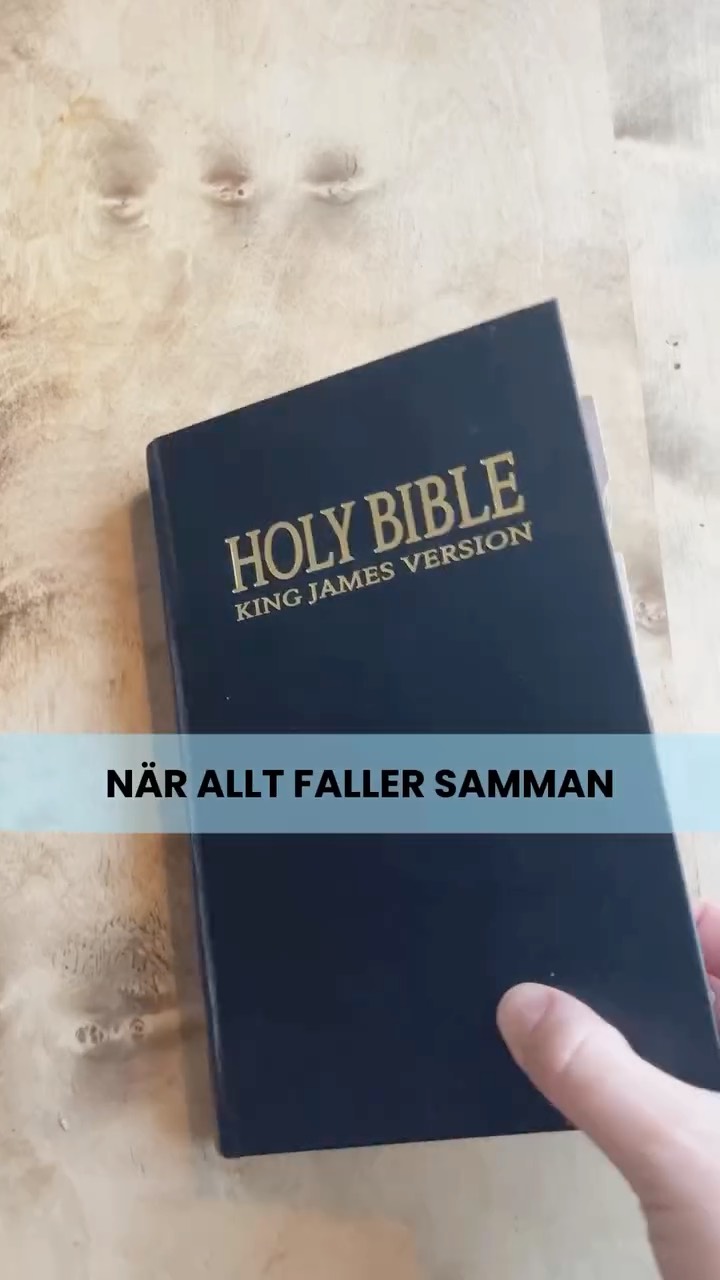 Det finns egentligen inga bortförklaringar till varför du som kristen inte bör öppna din Bibel och läsa. Oavsett hur du känner dig eller vad som händer runt omkring dig, oavsett om du är en upptagen mamma eller inte. Vi behöver Guds ord lika mycket som vi var dag behöver den mat vi äter fysiskt. Vi behöver vår andliga näring och den får vi genom Guds ord. Vi behöver vägledning och vishet, vilket vi hittar i Guds ord. Vi behöver uppmuntran och styrka vilken vi får från Guds ord. Allt vi kan tänkas behöva i våra liv hittar vi i denna fantastiska bok så varför skulle vi då inte vilja läsa den?
Om det så är bara en vers varje dag, det är ändå någonting, eller hur? Alla kan vi läsa åtminstone en vers idag och alla dagar framåt. 🙏🏻 Oavsett hur trötta eller missmodiga vi kanske är.
Om du har svårt för att ta dig till att läsa, tvinga dig själv, det är en kamp mot köttet som vi behöver övervinna ❤️ För att läsa Guds ord det ÄR viktigt och vi behöver det på så många olika sätt 🙏🏻
#kristnamammor #kristnakvinnor #bibliskkvinnlighet #kristetfamiljeliv #kristenfamilj