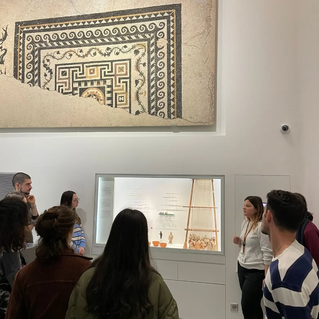 Les volontaires européens ont vécu une belle expérience au Musée de la Romanité de Nîmes ! 🇪🇺🏛️
Lors de la visite, nous avons découvert l’histoire et les trésors du musée. La journée s’est poursuivie avec un atelier créatif où nous avons eu l’occasion de fabriquer notre propre lampe à huile