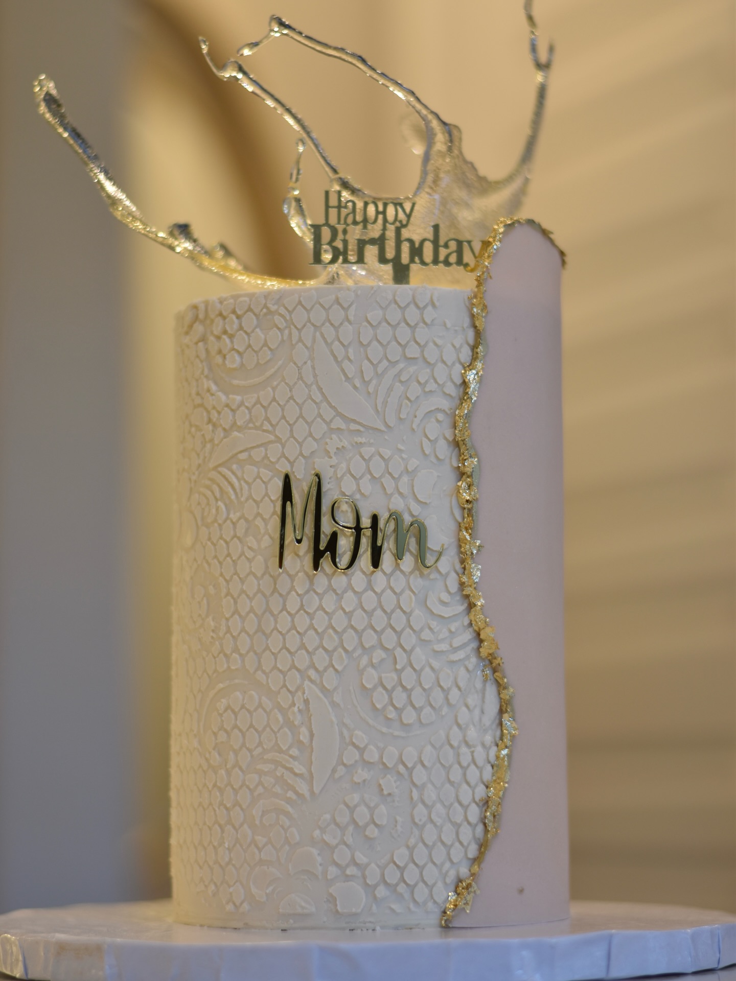 In the spirit of Mother’s Day, a quick throwback to a mom’s beautiful birthday cake 😍🥳
Happy Mother’s Day to all the incredible women who love, nurture, and hold everything together with grace. 💐🥳🩷
#ediblesbykisses #happymothersday #hmd #dfwcakes #friscocakes