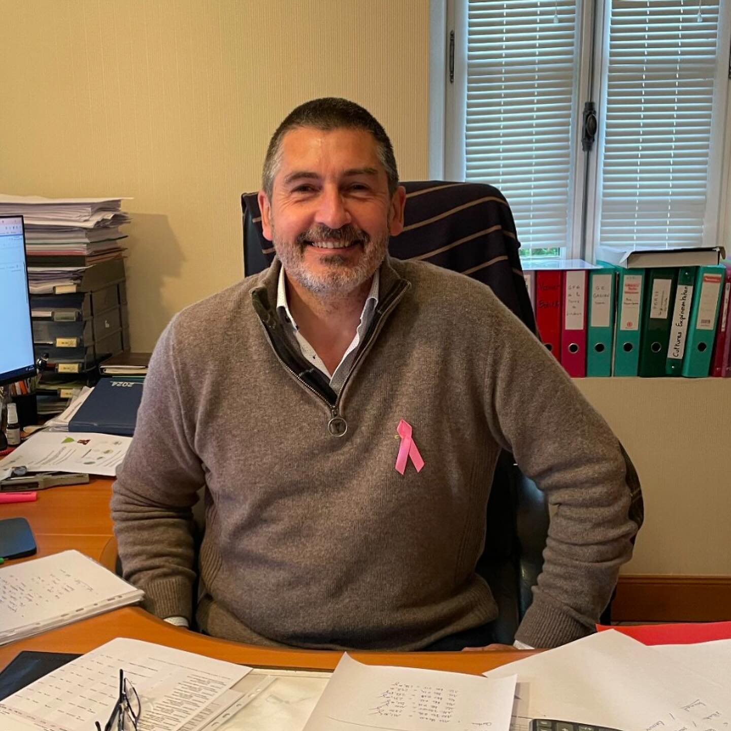 🎀 Aujourd’hui, les équipes et la Direction de PMA28 se sont mobilisées pour relever le défi du « Mercredi Rose » dans le cadre d’#OctobreRose ! 🎀
Le rose a pris place dans nos bureaux et sur le terrain, symbolisant notre engagement pour cette cause essentielle. 💪💖
Un grand merci à tous pour votre participation et votre solidarité.
Ensemble, nous pouvons faire la différence ! 🌸
#PMA28 #OctobreRose #Solidarité #LutteContreLeCancer #RubanRose #Engagement