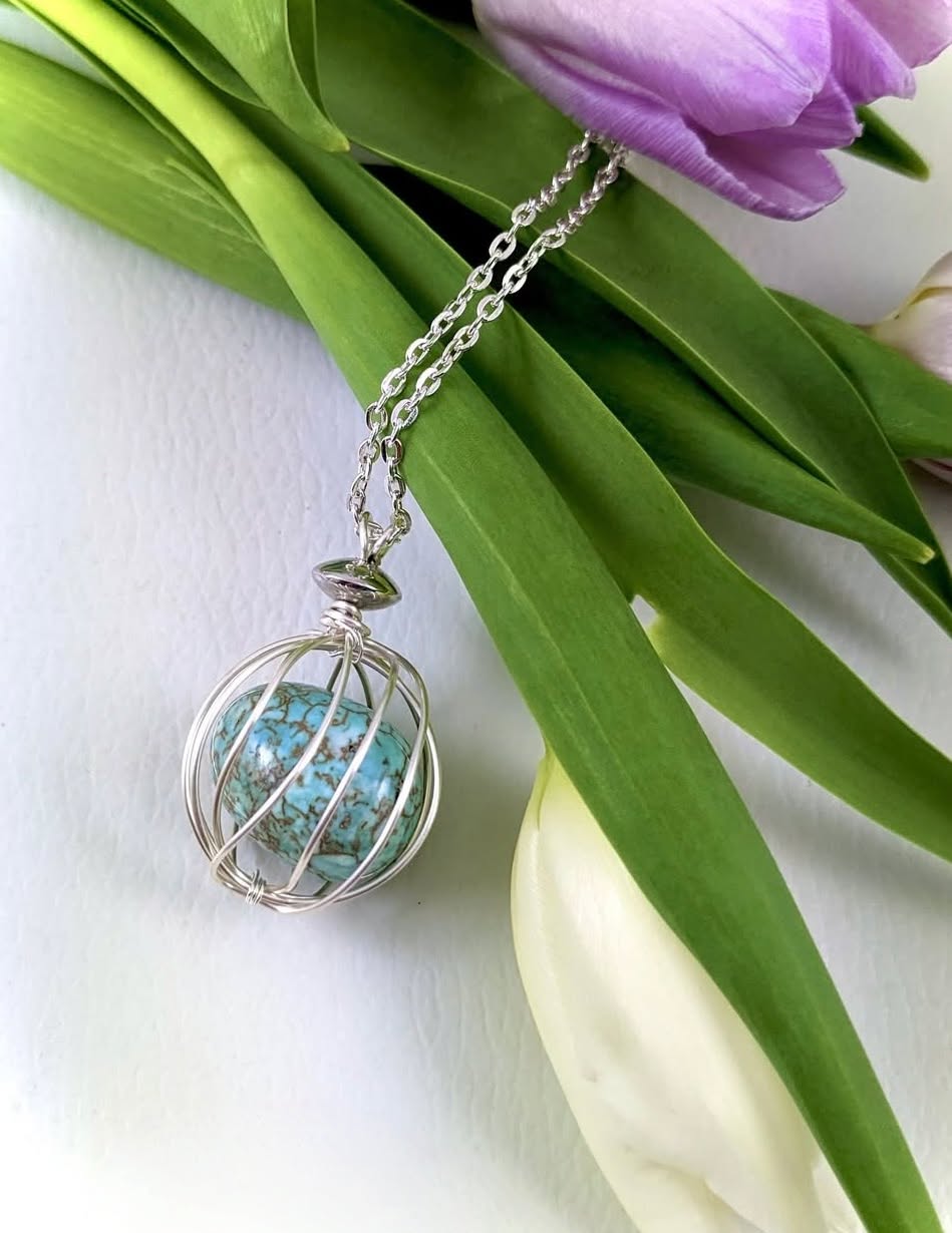 Wire Ball Cage - simple and effective for a gemstone nugget, a piece of sea glass, a treasured trinket. Check out my YouTube Channel: Linda Jones Wire Jewellery to create one for Mother's Day 💐 ❤️