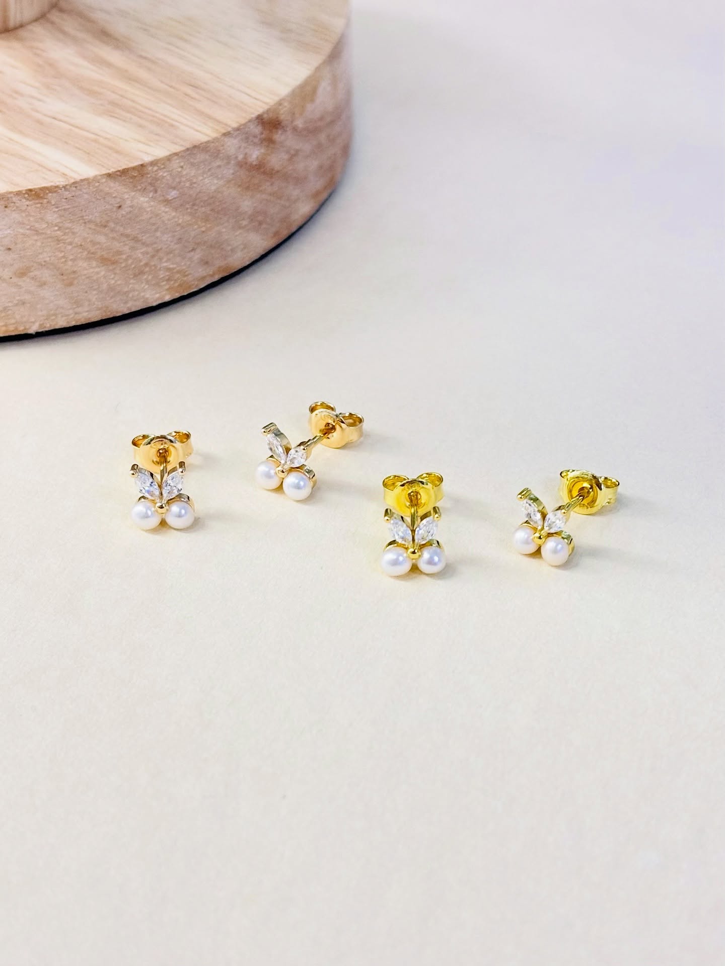 925 silver pearl earrings with sparkling stones.
Simple, elegant, and perfect for everyday wear.
🛒 Available in 5N yellow gold, 18K gold, silver, and rose gold with E-coat.
✅ Nickel free.
✅ Wholesale.
✅ Ready to ship.
📩 Order now or inquire for more details :
📱 WhatsApp : +66 63-416-6537
💬 Or click link in Bio
#wholesale #silver925 #pearlearrings #jewelry #pearl