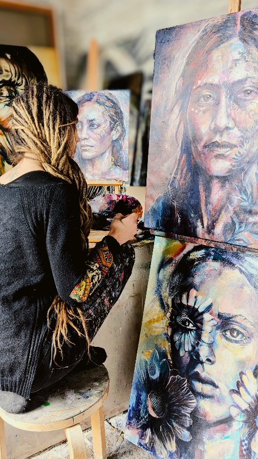 Artiste peintre : la réalité.
On pense souvent qu’être peintre, c’est faire des tableaux.
Mais la création ne s’arrête pas à l’atelier.
Elle traverse les jours pleins, les jours vides, l’élan, le doute.
Et le travail de l’artiste ne s’arrête pas au geste.
Il engage une présence, une discipline, une vision, une manière de porter l’œuvre dans le monde.
Peindre, chercher, construire, montrer, communiquer, recommencer.
Persévérer.
Avancer, même quand tout n’est pas fluide.
Revenir à la vision.
À l’intention.
À ce point d’équilibre entre ce qui nous touche profondément et ce qui peut toucher l’autre.
@belluleart
#BelluleArt #peinturecontemporaine #artistlife #artistepeintre #expressyourart