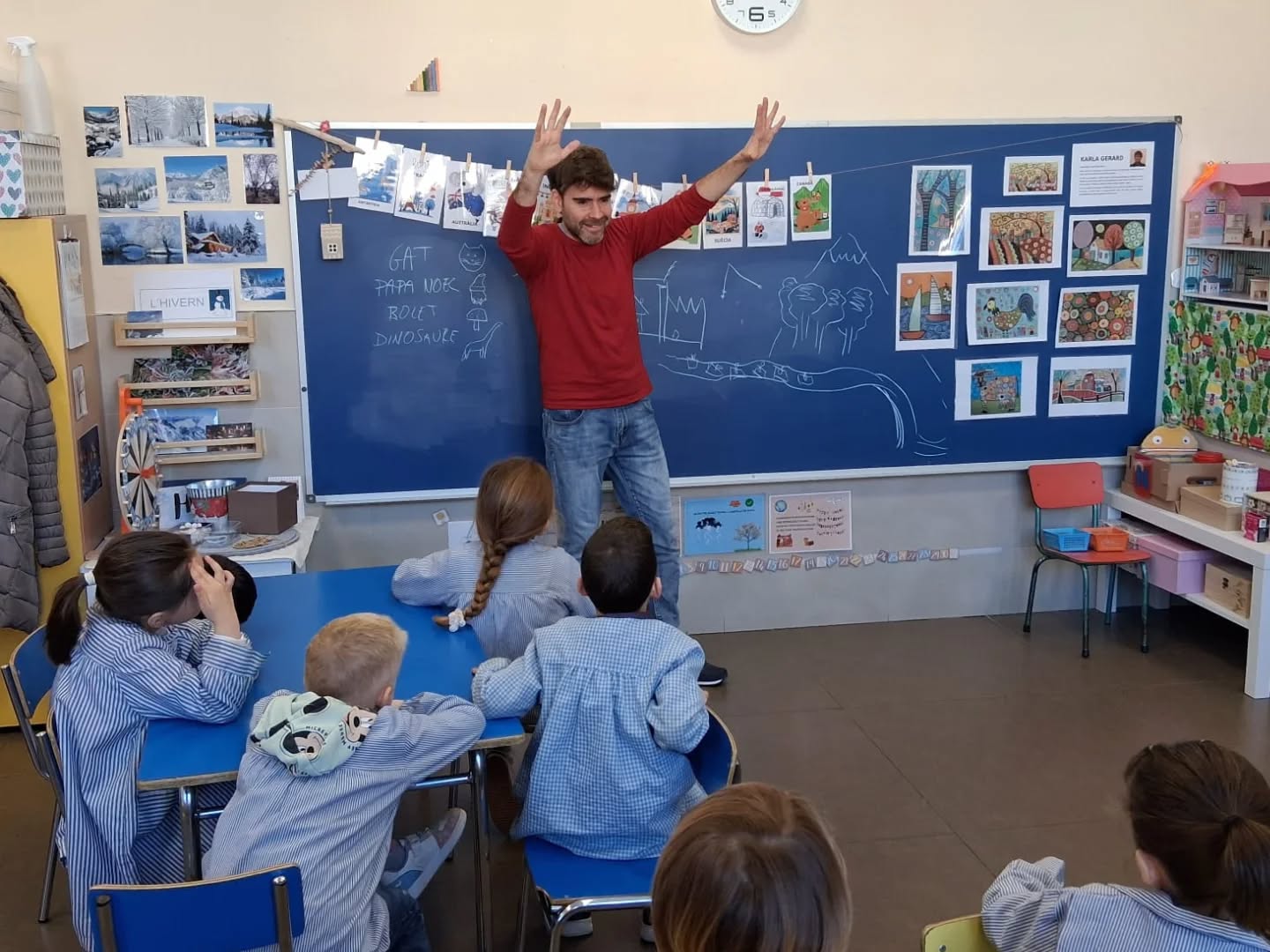 Aquesta setmana les classes d'#I5 duen a terme l'activitat de creació d'un conte amb en @davidvilairos, escriptor i professor de Secundària a la nostra escola. En David ha guiat els infants per poder idear un conte entre tots i totes i ha estat una experiència molt divertida! 📖✨