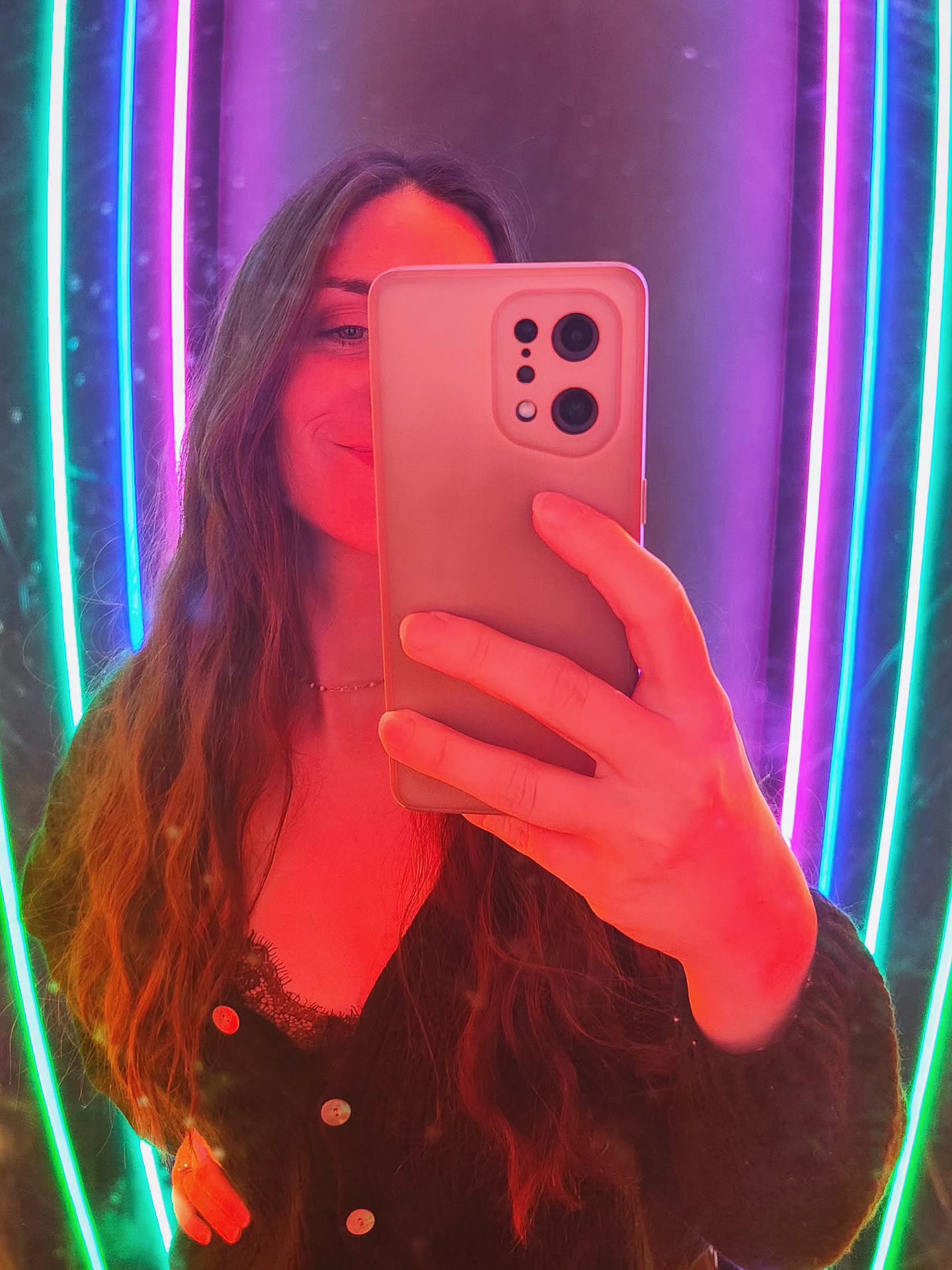 Jeudi, 18h, RDV sur Insta pour un Live 🤍
On pourra papoter, chanter, et je vous expliquerai mes inspirations pour les sons de l'EP. Trop hâte (qu'on soit 3 ou 300 hahaha) !