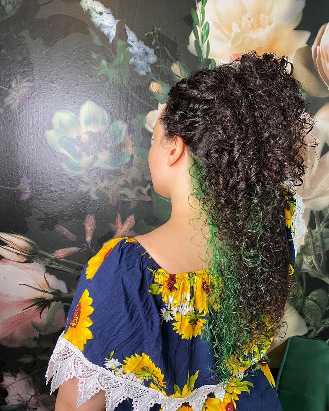 In der Farbpsychologie gilt Grün als die Farbe der Hoffnung, der Stabilität, der Fruchtbarkeit und auch der Harmonie.
#naturalcurls #curlyhair #curlygirl #curlygirlmethod #green #greenhair #hairsecrets #haircolorinspo #hairdresser #hairdressermagic #köpenick #kopfkünstler